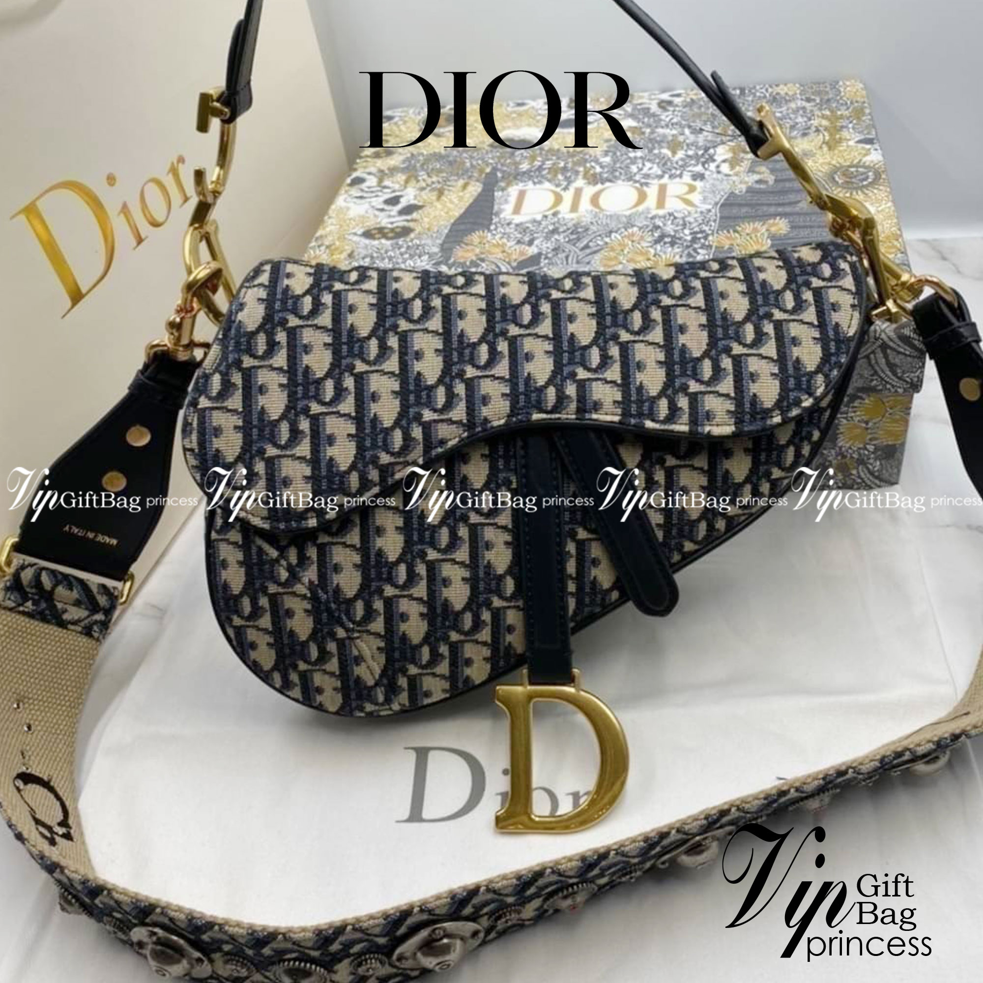 หนังแท้ DIOR SADDLE BAG Oblique Embroidery / Dior saddle with strap กระเป๋ารุ่นยอดนิยมตามแบบฉบับแบรนด์ งานทอลายคมชัด ใช้งานได้ 2 แบบ สะพายยาว CROSSBODY และสายสั้นถือได้เก๋ๆ ลุคนี้คูลสุดๆ เลยค่าา ภาพถ่ายจากสินค้าจริง! สวยมาก พร้อมส่งที่ไทยราคาสุดคุ้ม สาวๆ 