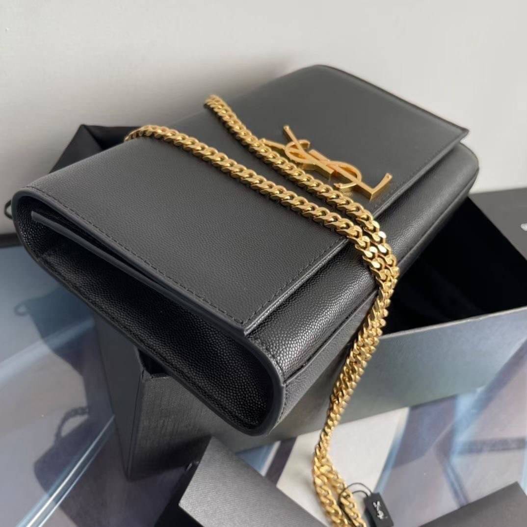 YSL kate medium chain bag in grain de poudre embossed leather 24cm กระเป๋าสะพายแบรนด์หรู รุ่นฮิตลอดกาล งานสวยดูดีมีระดับ ปั้มทุกจุด ขนาดกระทัดรัดกำลังดี มาพร้อมาสะพายโซ่ยาว เลื่อนปรับเป็น 2 แถว เพื่อสะพายเป็นสายสั้นได้ ด้านในโล่งกว้าง ใส่กระเป๋าสตางค์ใบยา