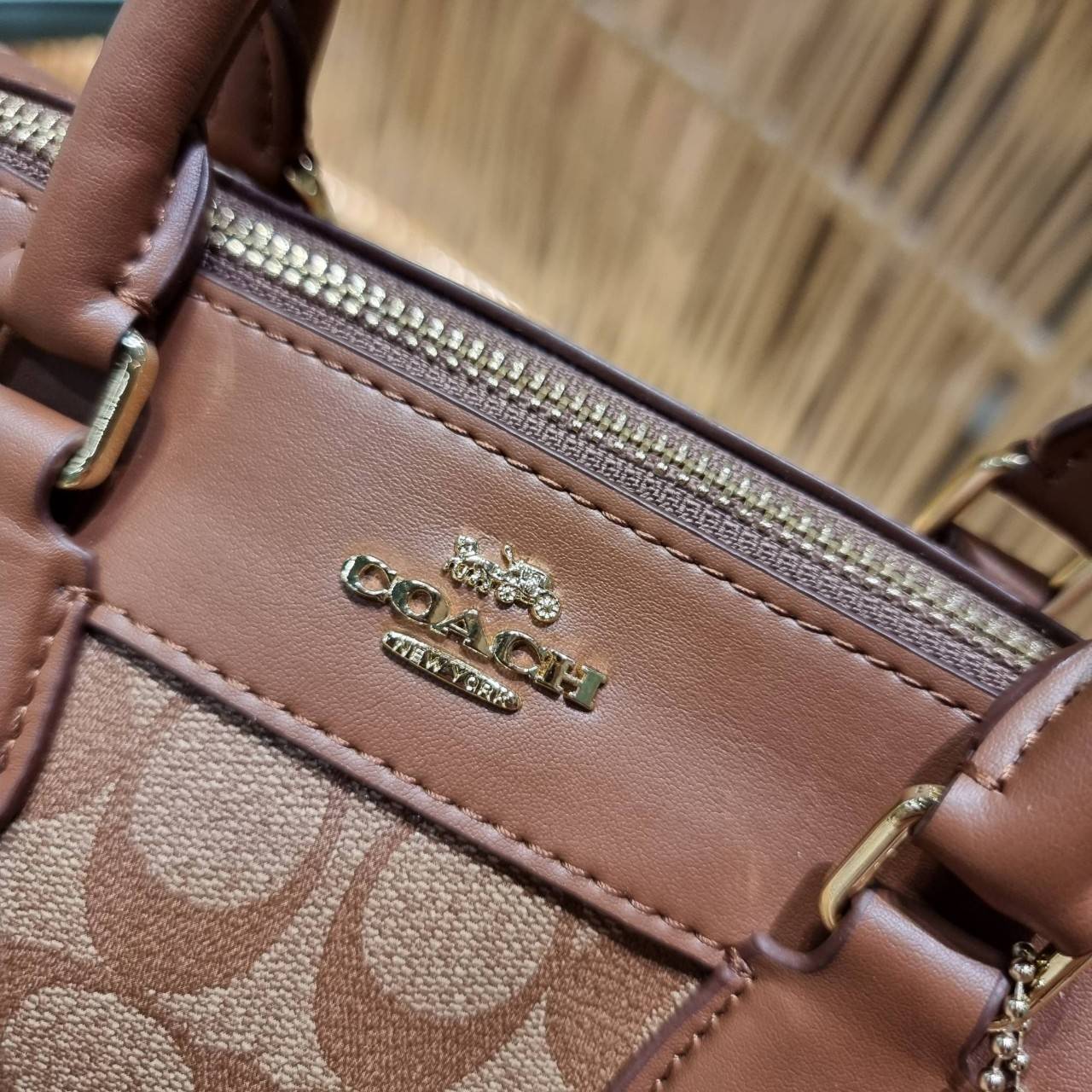 COACH F32203 MINI BENNETT SATCHEL IN SIGNATURE CANVAS กลับมาอีกครั้ง!! กับกระเป๋าทรงหมอนยอดฮิต 🥳 มีกี่สีก็ขายหมด วัสดุหนังแคนวาสเคลือบลาย ทรงสวยใช้งานได้ทุกโอกาส ภายในโล่งกว้างใส่ของได้เยอะ มีหูจับในตัว และสายสะพาย crossbody ปรับได้ตามตัว ใบนี้ไม่