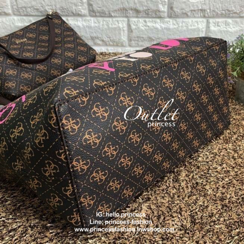 GUESS VICKY TOTE SET สุดคุ้ม ซื้อ1ได้ถึง2 ค่ะ!! กระเป๋าหิ้วหรือสะพายไหล่ทรง Tote วัสดุหนังนิ่ม น้ำหนักเบามากค่ะ ด้านหน้ามีโลโก้แบรนด์ เปิดปิดกระเป๋าแบบกระดุมแม่เหล้ก มีที่รวบเก็บทรงกระเป๋า ภายในโล่ง กว้าง ใส่ของได้จุค่ะ