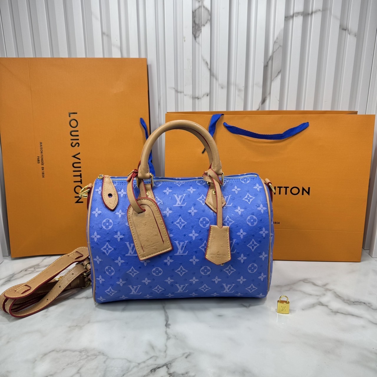 ORI หนังแท้ | LV Speedy P9 Bandoulière 30 Bag กระเป๋าสะพายทรงหมอนสปีดี้ใบใหญ่ คอลใหม่ล่าสุดหรูหราโดดเด่น แต่งลายนูนเพิ่มเท็กเจอร์เต็มใบ รูปทรงใช้งานง่ายสวยตลอดกาล