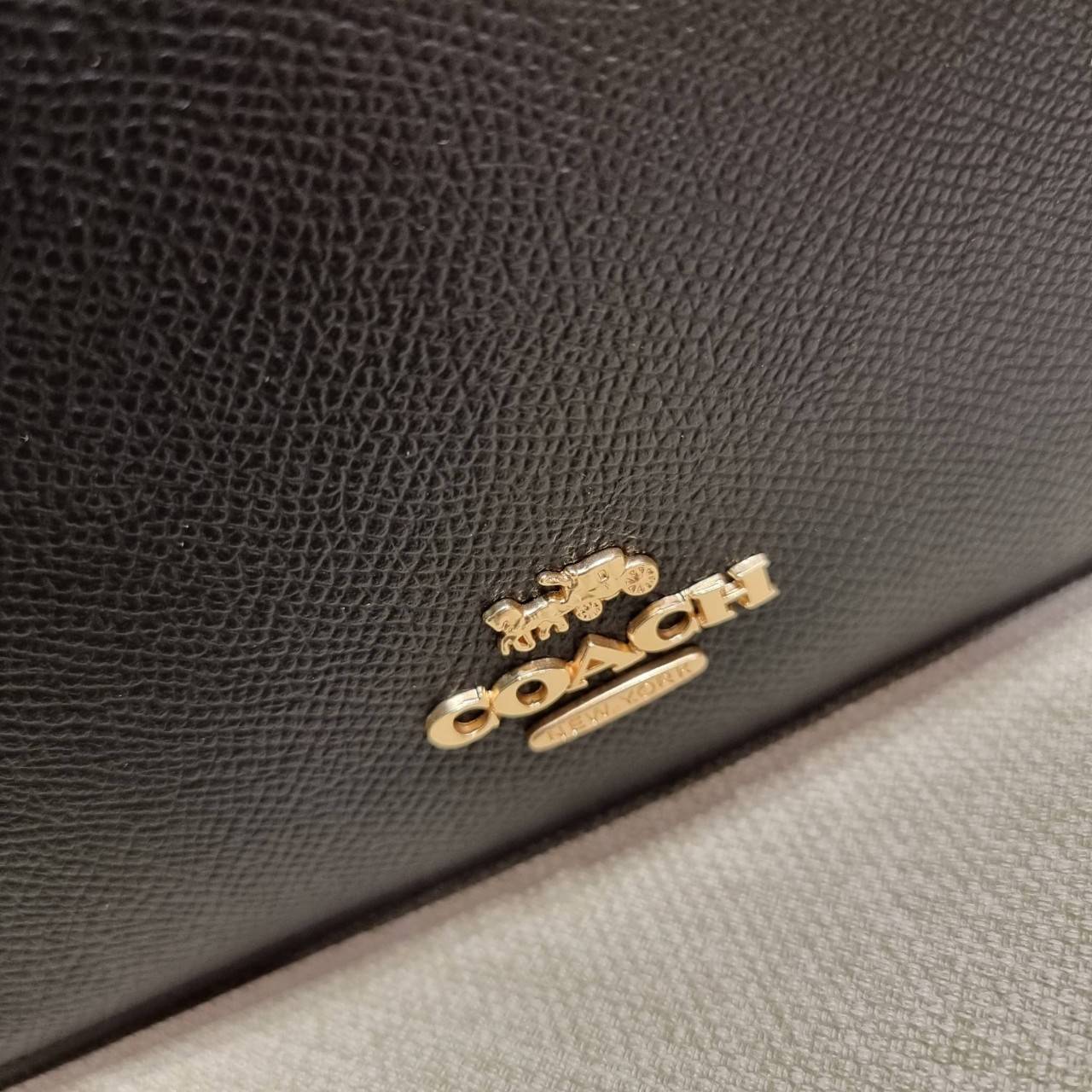 COACH 1589 SERENA SATCHEL กระเป๋าสะพายคอลเลคชั่นยอดฮิต ดีไซน์ลุคผู้ดี ต้องยกให้น้องใบนี้เลย!! จัดสีคุณหนูมาให้ สวยตาแตก!! วัสดุหนัง crossgrain ทนทาน เปิด-ปิดด้วยซิป 2 ช่องหลัก ภายในเป็นช่องโล่ง เก็บของได้แบบสบายๆ ใส่มือถือได้ทุกรุ่น สามารถหยิบไปแมทช์ได้ง่