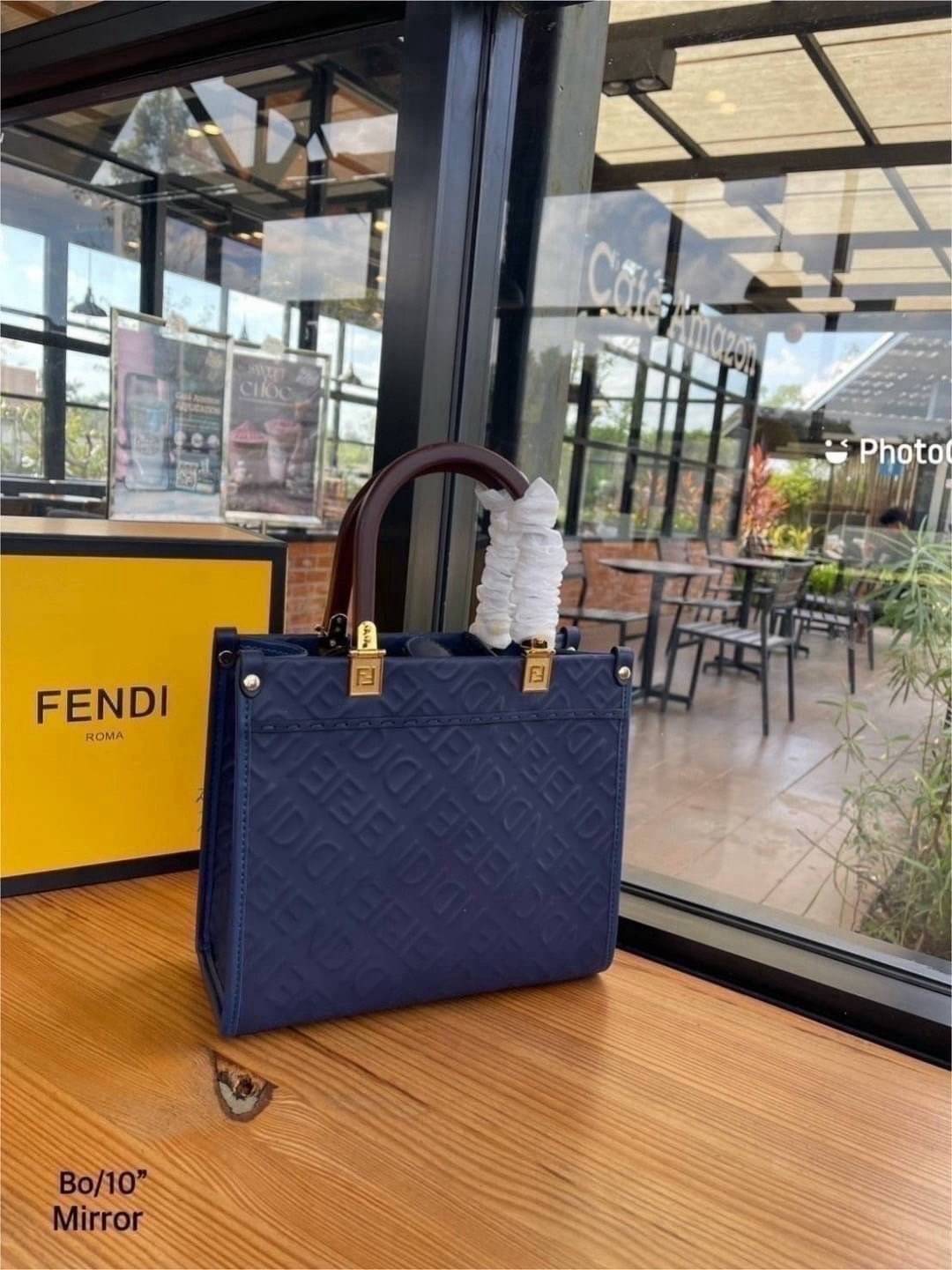 FENDI Sunshine Tote leather shopper Bag กระเป๋าทรงโท้ทงานหนังเต็มใบ สีใหม่สวยโดดเด่น ทรงตั้งสวยอยู่ทรง ปั้มลายแบรนด์เต็มใบ สวยหรูดูแพง
