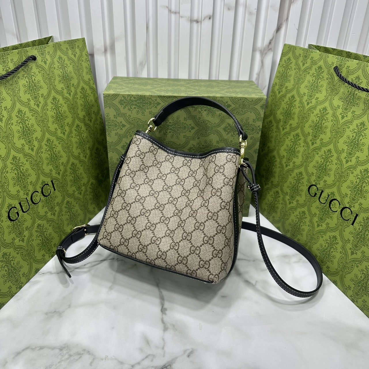 7.5" ORI หนังแท้ | Gucci GG Emblem small bucket bag กระเป๋าสะพายทรงบัคเก็ตใบเล็ก คอลใหม่ตีความประวัติศาสตร์แห่งความสง่างามและงานฝีมือของแบรนด์ขึ้นใหม่