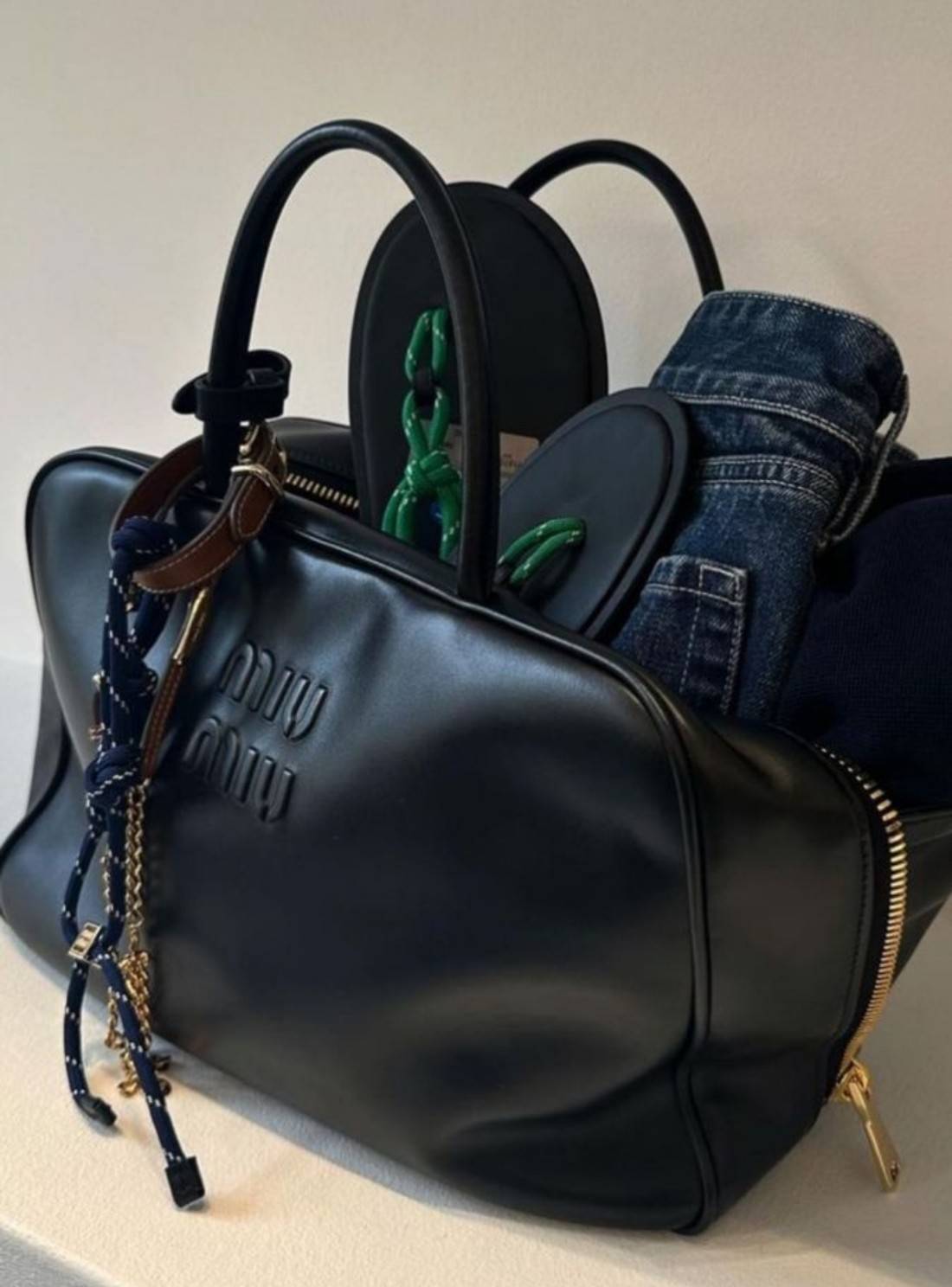 MIU MIU LEATHER BEAU BAG กระเป๋าถือรุ่นสุดจึ้ง ที่ไม่มีตอนนี้คือพลาด ดีไซน์เรียบแต่มากมีอยู่จริง สวยดูแพง หูจับในตัวง่ายและสะดวกพกพา เพียงแค่คล้องไหล่ ขนาดใหญ่จุของได้แบบสบายๆ