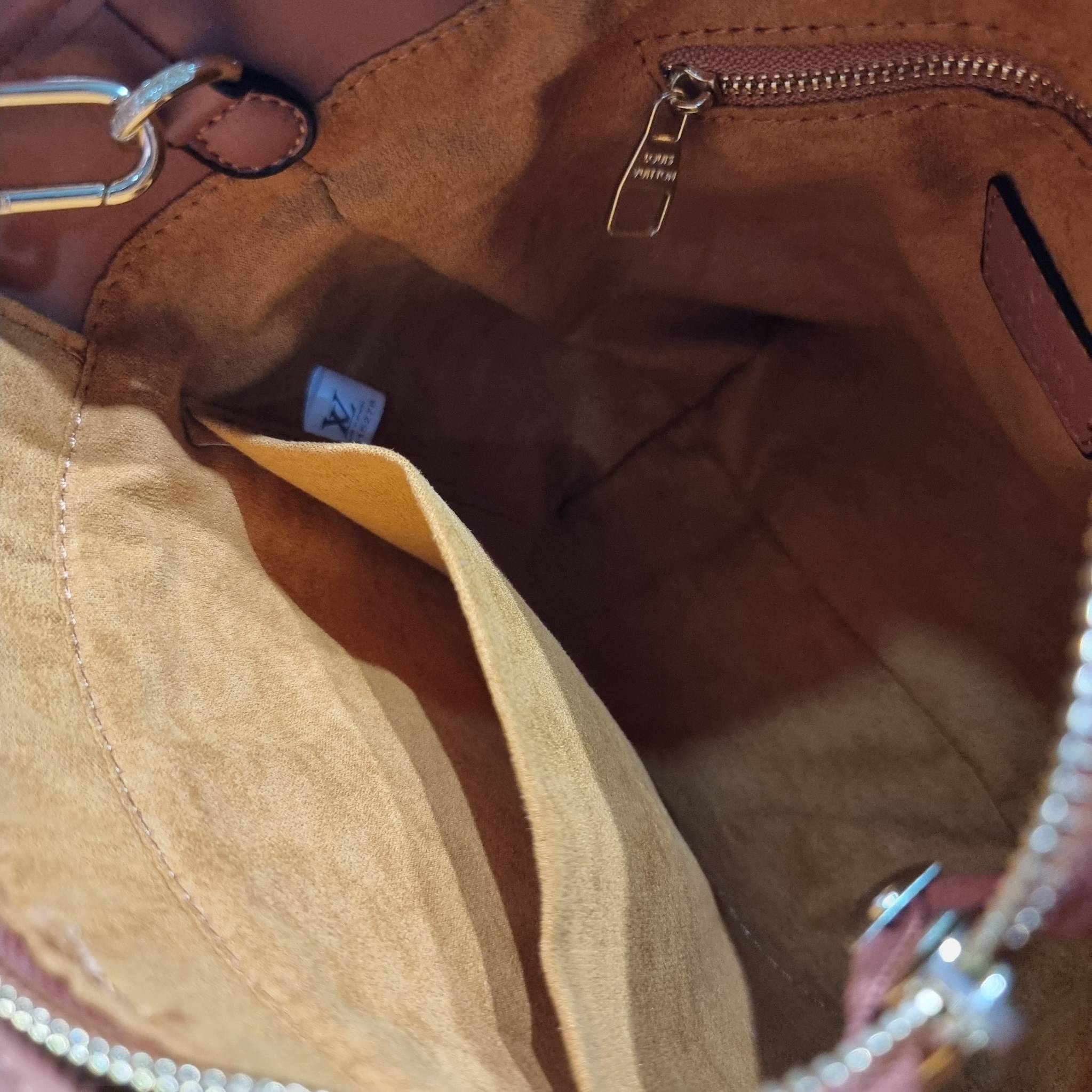 LV PETIT BUCKET BAG ไอเท็มเอ็กซ์คลูซีพจัดมาให้สาวๆโดยเฉพาะ!! กับกระเป๋าสะพายรุ่นลิมิเต็ดหายาก รูปทรงสวยงามสานเต็มใบ และยังโดดเด่นด้วยโลโก้ สีโทนอุ่น