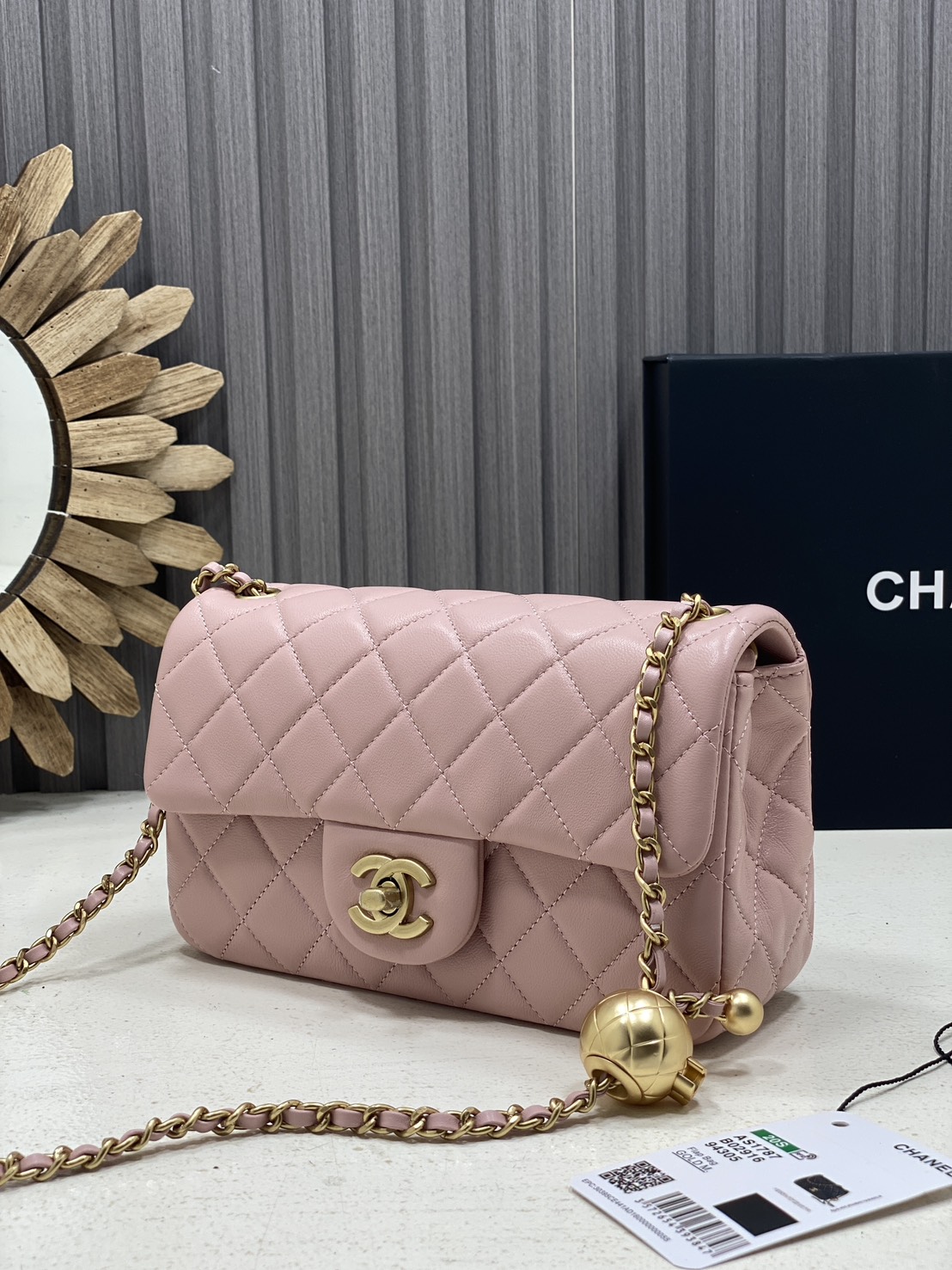 ORI หนังแท้ | Chanel Classic Flap Bag กระเป๋าสะพายรุ่นคลาสสิก สายประดับบอลโลโก้สวยหรูอะไหล่สีทองสวยงาม