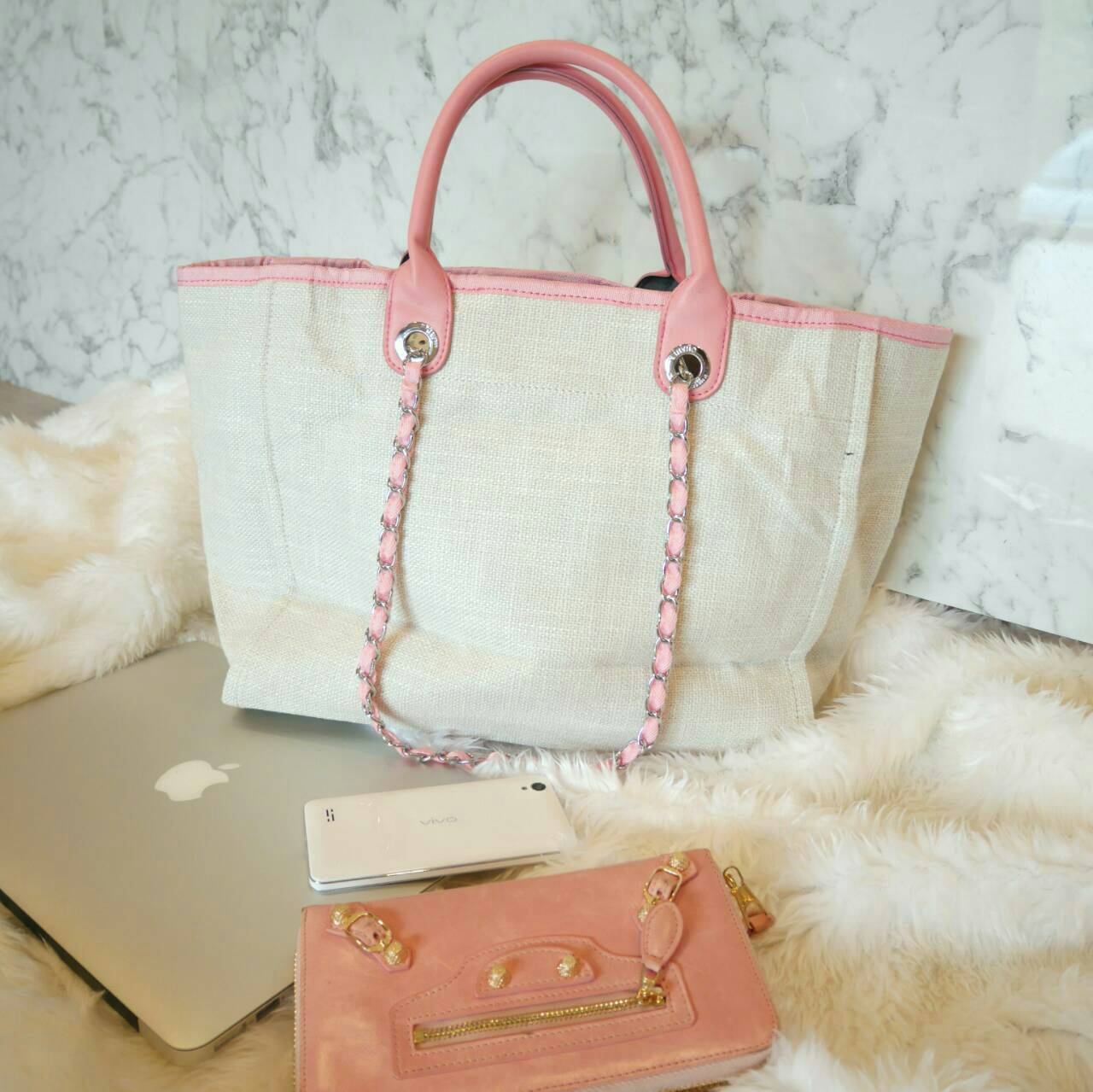 ถามกันมาเยอะมาก จัดมาให้สาวๆละค้า กับ Chanel Canvas tote bag ในรุปแบบของงาน premium gift จากแบรนด์ Chanel กระเป๋าสะพายเนื้อ canvas หนา มีซับในอย่างดี ด้านหน้าปักโลโก้แบรนด์สุดหรู หูหิ้วมี 2 แบบน้า คือ แบบสายหนัง และสายโซ่ (สามารถถอดออกได้คะ) จุของได้เยอะม