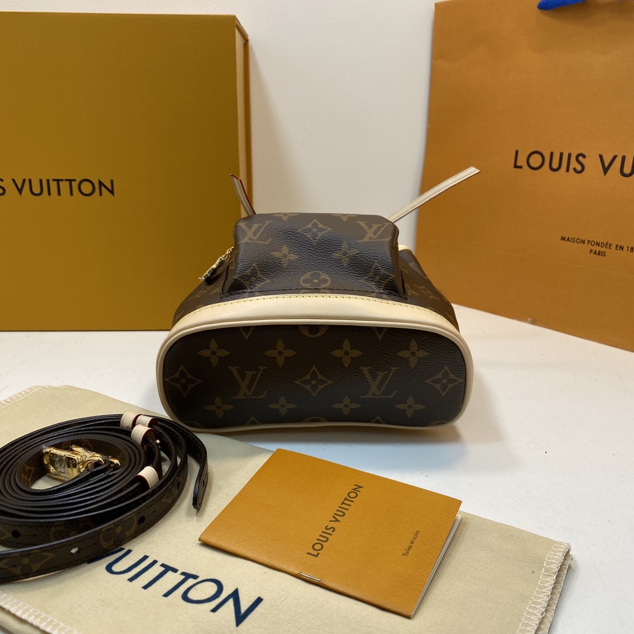 LV Montsouris Backpack Monogram Canvas กระเป๋าเป้งานแบรนด์หรู สวยโดดเด่นทันสมัยตลอดกาล เกรดออริ เทียบแท้ 1:1 ใช้งานต่างประเทศได้