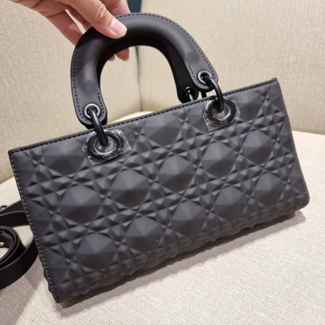 พร้อมส่ง DIOR LADY D-JOY BAG Cannage Calfskin with Diamond Motif / CD LADY D-JOY BAG ดีไซน์ใหม่ อัพเลเวลความหรู กับกระเป๋าสะพายข้างที่รอบนี้ดีไซน์รูปทรงโฉมใหม่ ใช้งานง่ายขึ้น สะดวกใช้มากขึ้น