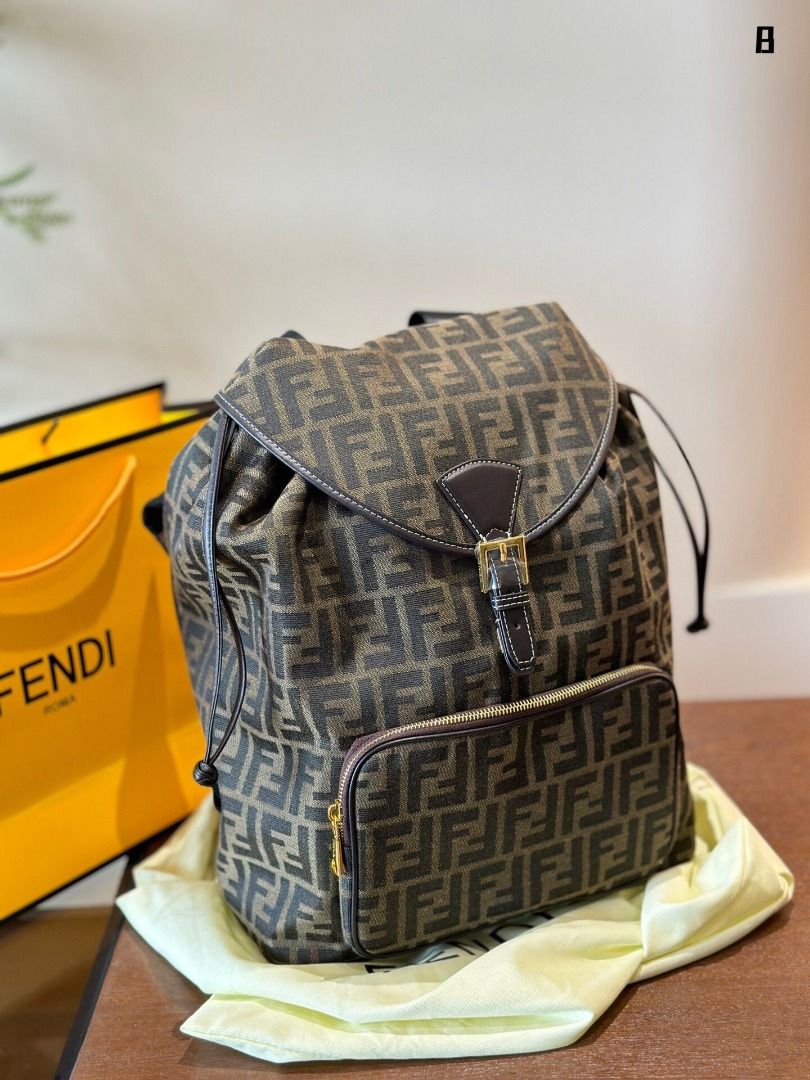 FENDI Zucca Monogram Backpack กระเป๋าเป้ FF ใบใหญ่จุของได้เยอะ นานๆจะมีมาในรูปแบบเป้ให้ครอบครองกันค่า! วันไหนๆ ในไทยหรือ ตปท.ใบเดียวจบ!! สินค้าแนะนำนาทีทองนี้ สามารถใข้ได้ทุกๆวัน ไม่ว่าจะในไทยหรือไป ตปท. ใบนี้เอาอยู่เลยค่า!!