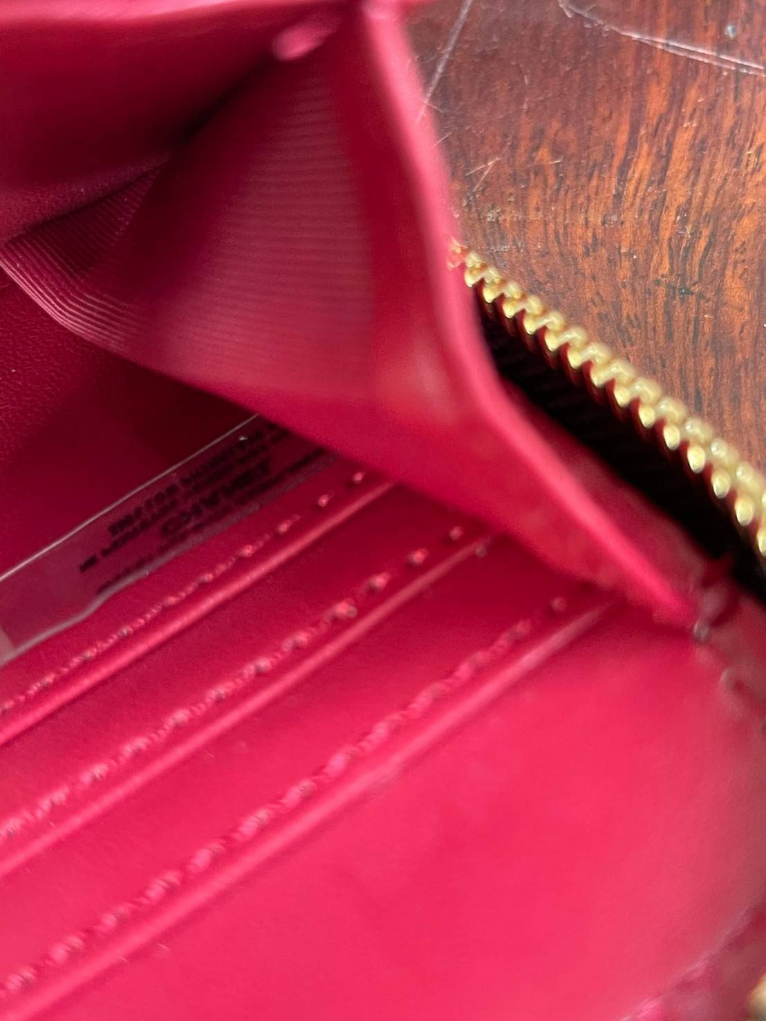 Chanel Caviar Zippy Long Wallet เป็นกระเป๋าสตางค์ที่ใช้งานอย่างง่ายแสนง่าย มาในรูปอบบซิปรอบ ที่มีดีเทลตรงหัวซิปเป็นอะไหล่โลโก้สีทอง เพิ่มดีกรีความน่ารักเข้าไปอีก ภายในพร้อมช่องใส่ธนบัตร ช่องซิปสำหรับใส่เหรียญ และช่องสำหรับใส่การด์ต่างๆ นอกจากนั้นด้านหน้าก