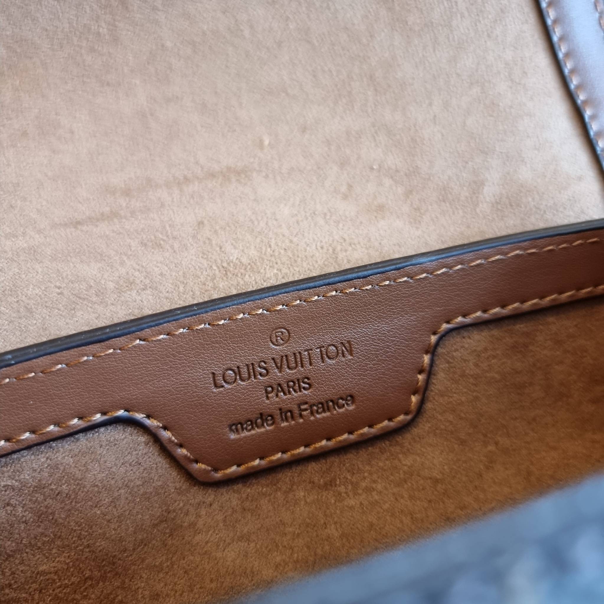 LV PAPILON TRUNK BAG กระเป๋าทรงสวย ดีไซน์หรู ไม่เหมือนใคร มีสายมาให้ 2 เส้น สายโซ่และสายหนังสปอร์ตเส้นใหญ่ วัสดุหนังแคนวาส เปิดปิดด้วยตัวกดล็อค ภายในโล่งกว้าง ใส่ของได้สบายๆที่สำคัญ ใบจริงสวยสุดคุ้ม งานหายาก ที่ไม่อยากให้สาวๆพลาดกันจ้า มาพร้อม box set ให้