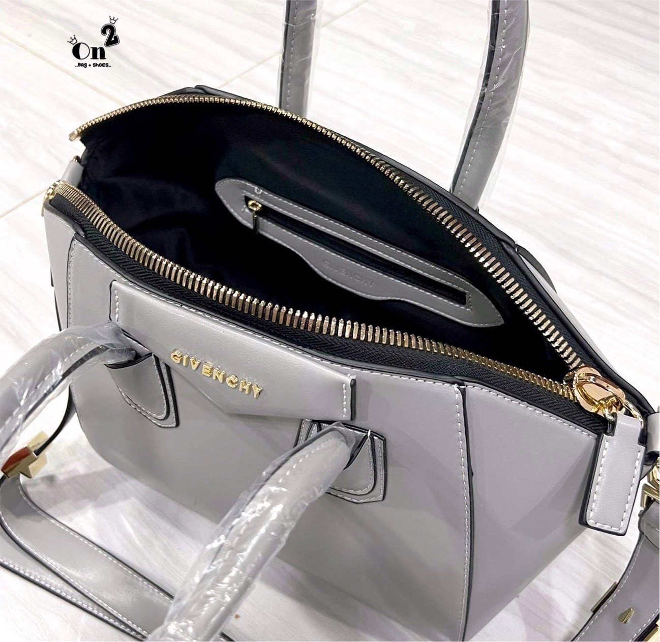 GIVENCHY Antigona Small Leather Tote Bag 12" กระเป๋าสะพายทรงหมอน งานซิปบน หนังเรียบ อะไหล่ทอง มาพร้อมสายสะพายยาวถอดออกถือได้