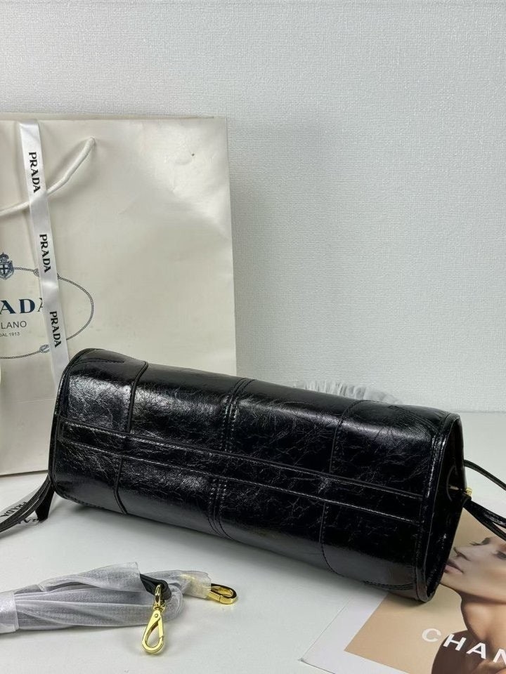PRADA Leather Bonnie Top-Handle Bag กระเป๋าถือ/สะพายไหล่สุดชิค งานหนังยับสวยเก๋ สวยเด่นเป็นเอกลักษณ์ ดีไซน์คาดหน้าสุดเท่ หูจับยาวในตัวง่ายสะดวกพกพา