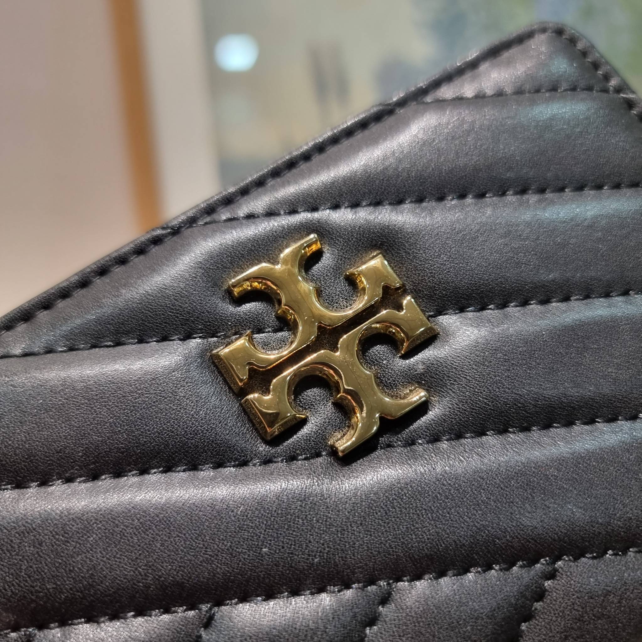 TORY BURCH KIRA CHEVRON MEDIUM SLIM WALLET กระเป๋าสตางค์ใบกลางรุ่นบาง ไม่กินพื้นที่กระเป๋า ดีไซน์เรียบหรู