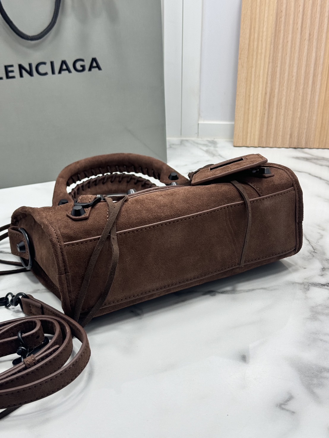 ORI หนังแท้ | Balenciaga Le City suede bag กระเป๋าถือ/สะพายข้างดีไซน์โดดเด่นสวยเท่ล้ำสมัย ใหม่ล่าสุดงานหนังกลับที่สุดแห่งความไอคอนิกไม่เหมือนใคร มีกิมมิคและลูกเล่นแพรวพราว