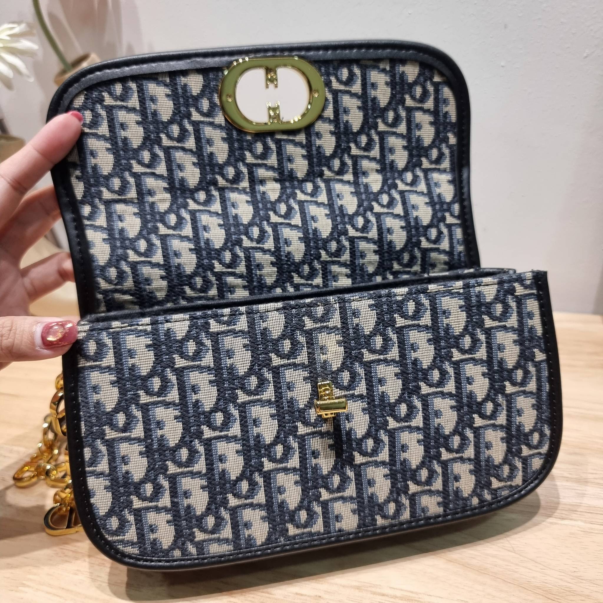 DIOR 30 MONTAIGNE AVENUE BAG สวยหรู ดีเทลแพง ต้องยกให้ไอเท็มนี้เลย กับกระเป๋าสะพายข้าง