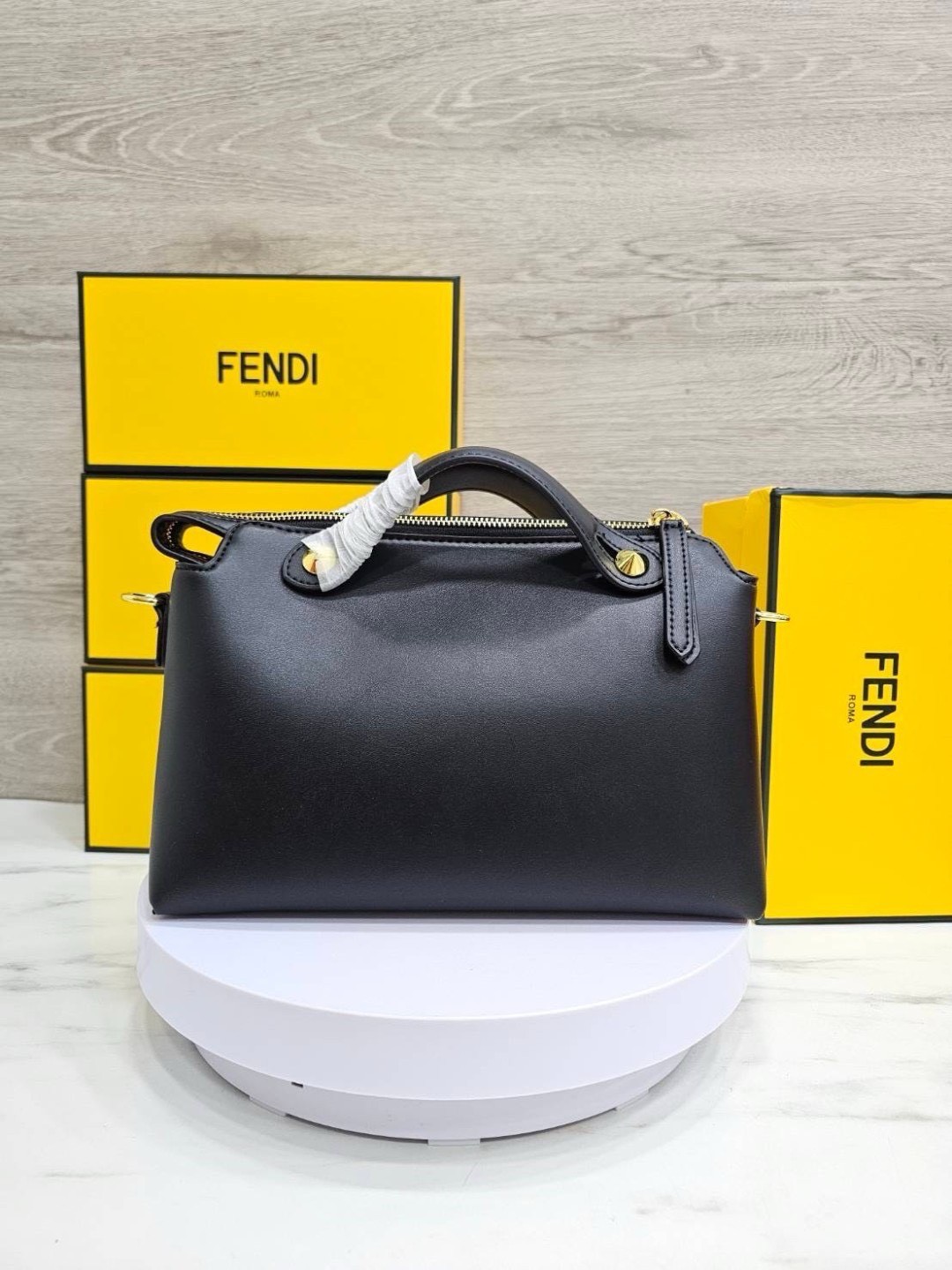FENDI By The Way Boston Bag Elaphe Dark Gray กระเป๋าสะพายทรงบอสตัน คอลเลคชั่นสุดฮอต โทนดำคมเข้มคลาสสิค ดีไซน์โลโก้ใหม่สวยโดดเด่น เป็นยูนิเซ็กส์จะหนุ่มๆหรือสาวๆก็สะพายได้