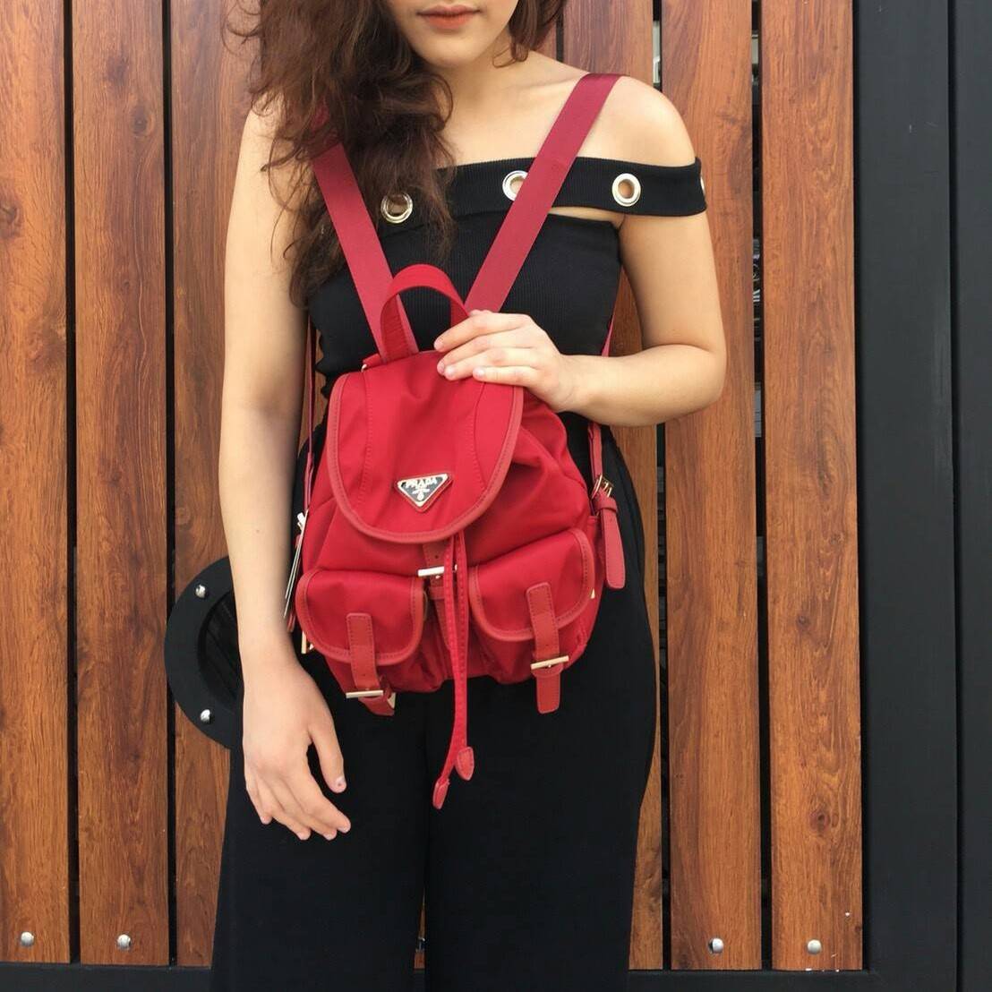 PRADA MINI BACKPACK with chain กระเป๋าเป้ size mini premium gift จากแบรนด์ Prada ขนาดกำละงน่ารัก ปรับสะพายได้หลายทรง วัสดุ nylon เปิดปิดด้วยกระดุมแม่เหล็ก ด้านหน้ามีช่องเล็ก น้ำหนักเบา ภายในมีช่องเล็ก และช่องซิป จุได้เยอะ ซับได้ 100& polyester มีหูหิ้วจับ