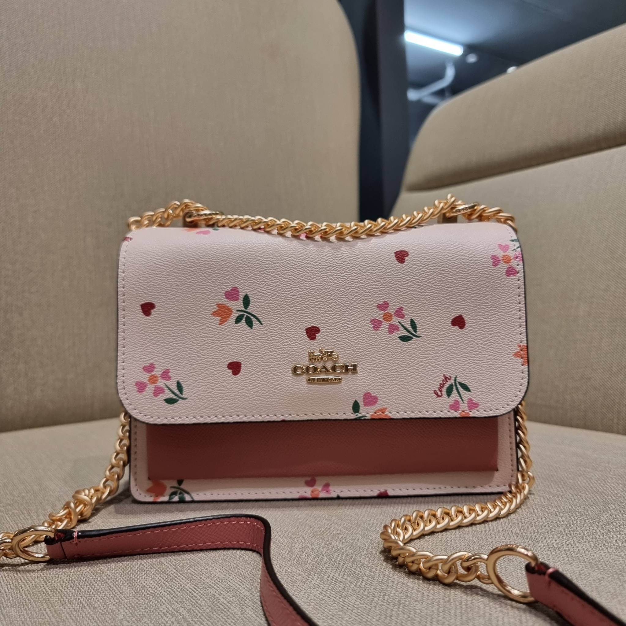 COACH C7596 KLARE CROSSBODY WITH HEART PETAL PRINT หนึ่งคอลเลคชั่นที่ฮิตไม่หยุดยั้ง!! ขายดิบขายดีทุกดีไซน์ รอบนี้มาตอบโจทย์สายหวาน ใหม่ล่าสุด น้องน่ารักม้ากกกก!! กับกระเป๋าสะพายข้าง โทนสีละมุนลูกคุณ!! คือดี!! เพิ่มลูกเล่นช่อดอกไม้หัวใจ ให้มีสีสัน สายสะพาย