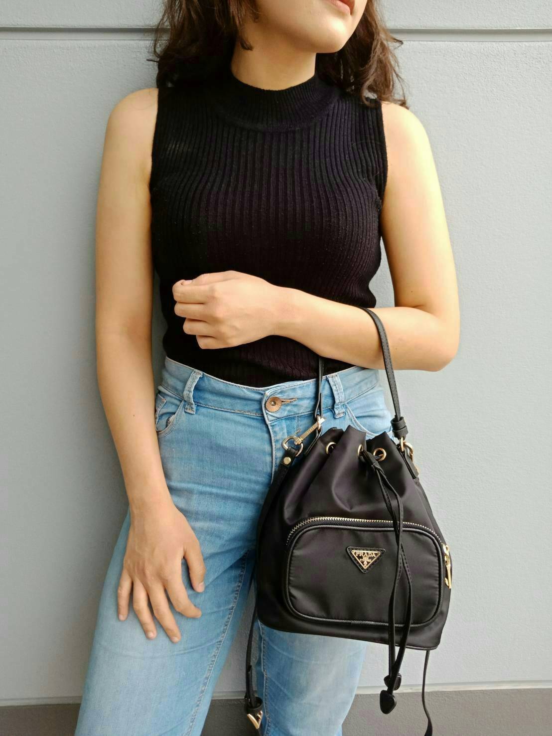 Mini งานมินิน่ารัก🌸🌼 เข้าแล้วคะ งานพรีเมี่ยมกิ้ฟ จากเคาเตอร์ต่างประเทศคะ มาฝาก จากแบรนด์ PRADA *premiumgift ค่า เป็นกระเป๋าผ้า nylon silk *ไซส์มินิ เนื้อหนาซับในอย่างดี จุดเด่นคือ กระเป๋าสามารถ ปรับ ได้ 2 ทรงคือ ผูกเชือกกระเป๋า หรือ ดึงเชื