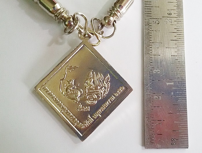 สินค้าหมดค่ะ เหรียญกรมหลวงชุมพรหลังราชรถ พิมพ์ข้าวหลามตัดใหญ่ รุ่นมั่นคง ปี51 เนื้ออัลปาก้า ศาลกรมหลวงชุมพรเขตอุดมศักดิ์ จ.สมุทรสงคราม พร้อมสร้อยคอหัวจรวดตะขอตัวเอ็มค่ะ