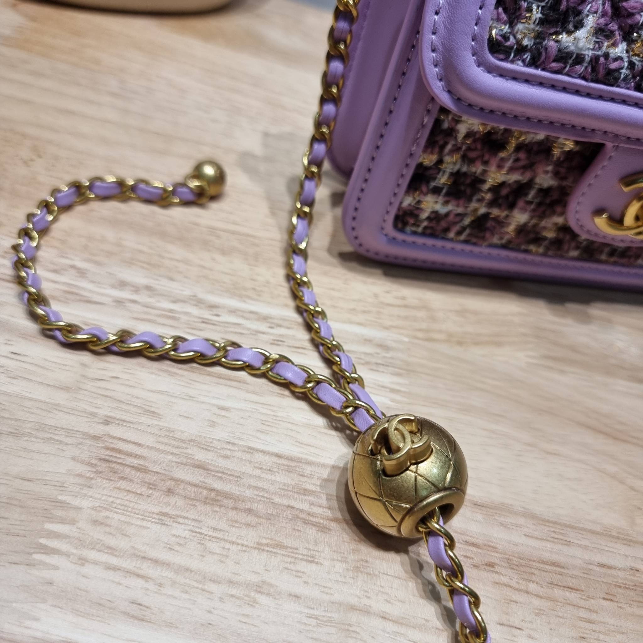 Chanel tweed mini flap bag / Chanel mini top handle กระเป๋าสะพายงานผ้าทวิตเอกลักษณ์เฉพาะของแบรนด์ งานสวยเป๊ะ มาพร้อมสายยาวถอดออกถือสวยๆเริ่ดๆ คิวท์มาก!! ดีเทลน่ารักเพียบ!!