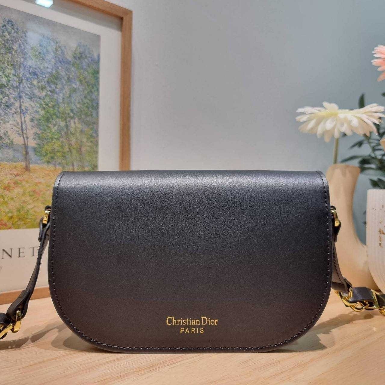 CD SIGNATURE BAG WITH STRAP กระเป๋าสะพายซิกเนเจอร์ ไอเท็มมาแรง ที่สวยแซ่บไม่มีไม่ได้เลย เกรดออริ 1:1 ใช้งานต่างประเทศได้