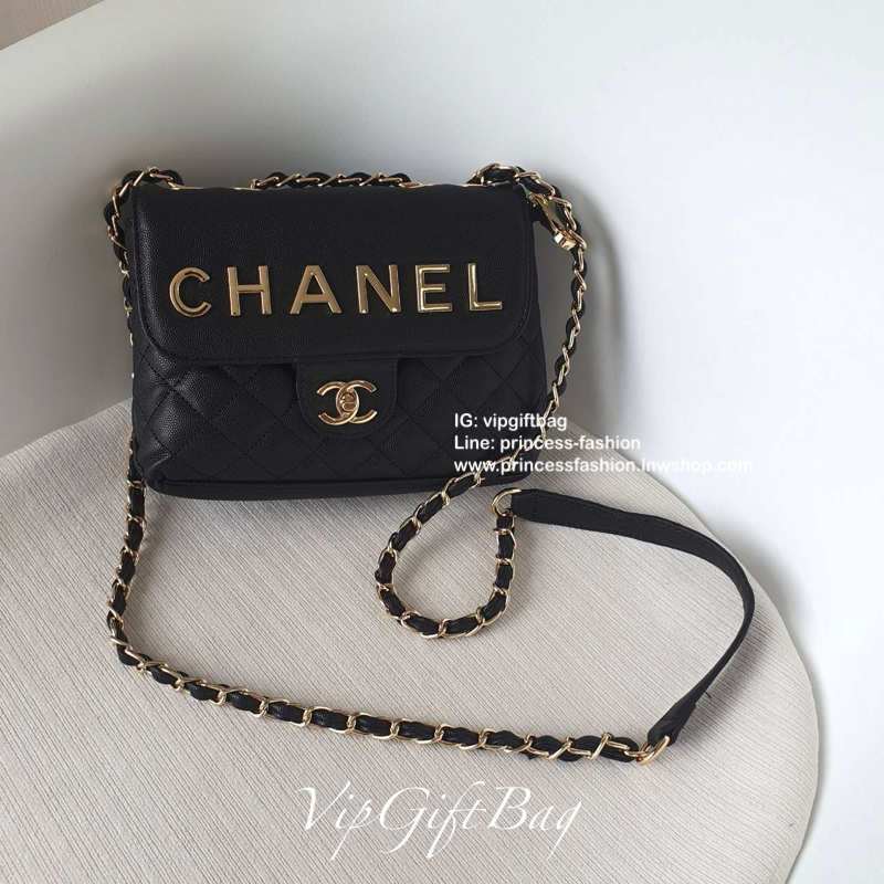 CHANEL VIP GIFT SHOULDER BAG รุ่น LIMITED จากงาน VIP GIFT(GWP) ของแท้100% วัสดุหนังคาเวียร์เต็มใบ ด้านหน้าประดับโลโก้ทองสุดหรู เปิดปิดด้วยหมุดหมุน CC ด้านในมีซิปอีกชั้น อะไหล่ทองทั้งใบ ในใส่ของได้เยอะ มาพร้อมสายสะพายสายโซ่สลับหนังมีที่รองบ่าถนอมไหล่(ถอดไม