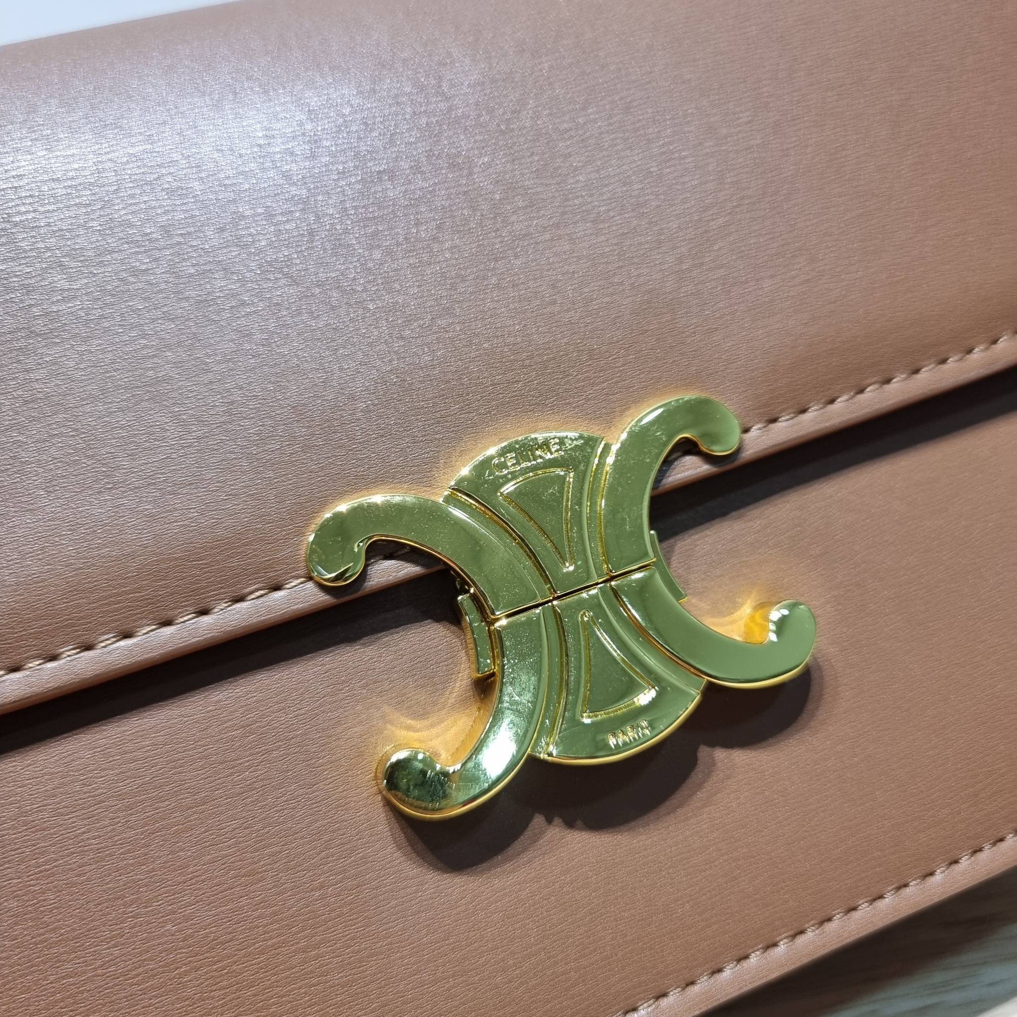 CELINE CLASSIQUE TRIOMPHE BAG IN SHINY CALFSKIN ไอเท็มสุดคลาสสิค ที่ขาดไม่ได้ กระเป๋าสะพายทรงสวยคลาสสิค แฝงความผู้ดี ที่ใช้ได้ทั้งชายหญิง