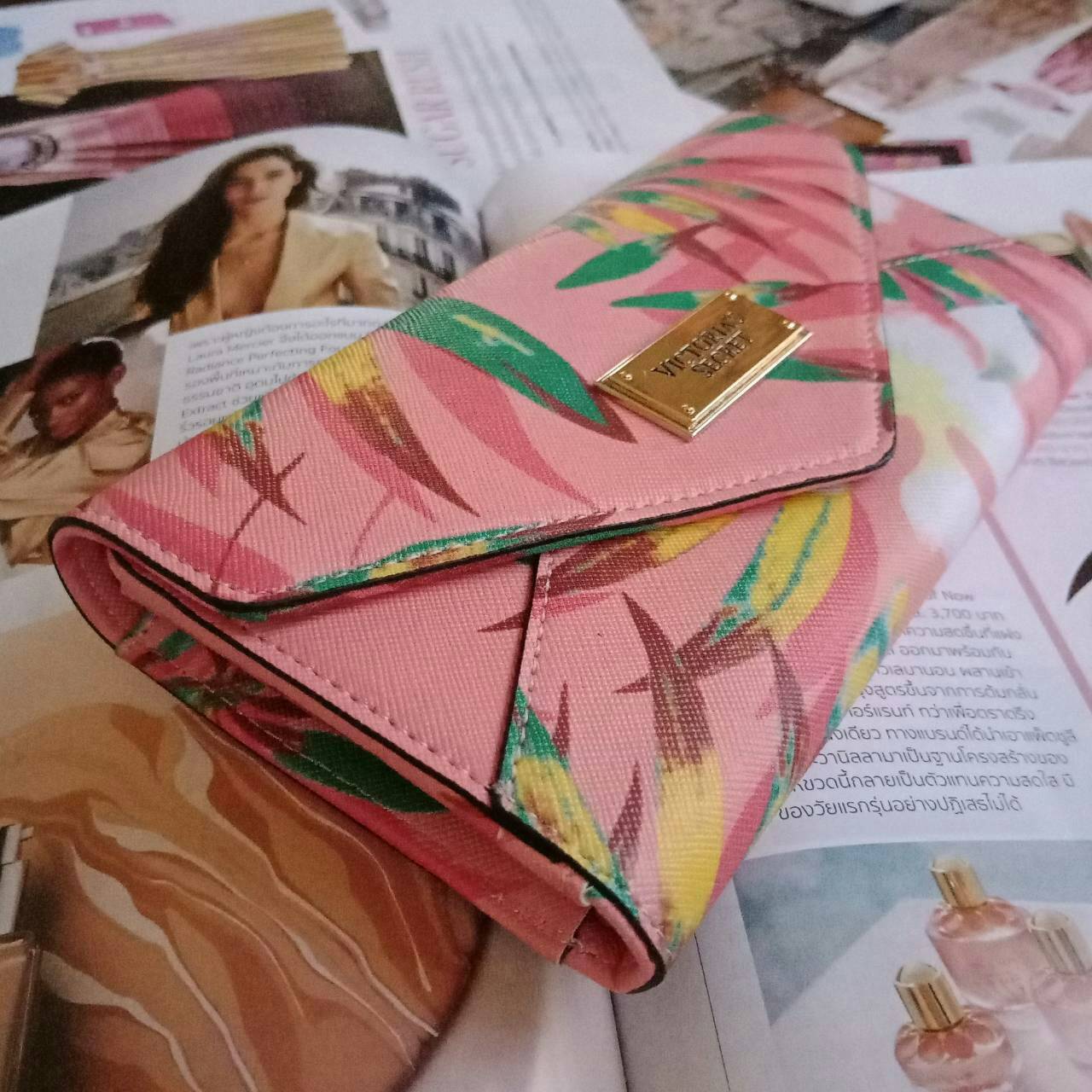 กระเป๋าสตางค์ลาย signature จากแบรนด์ฮิตอย่าง Victoria Secret โทนสีชมพู ขนาดกะทัดรัด เปิดปิดด้วยฝาพับกระดุม แบบสามตอน ด้านในมีช่องใส่ธนบัตรยาวได้ ใส่บัตรหลายช่อง แถมยังมีช่องซิปใหญ่อีกหนึ่งช่อง เพิ่มความเก๋ด้วยช่องใส่รูปตรงกลาง สวยครบจบทุกฟังค์ชั่น ให้เป็น