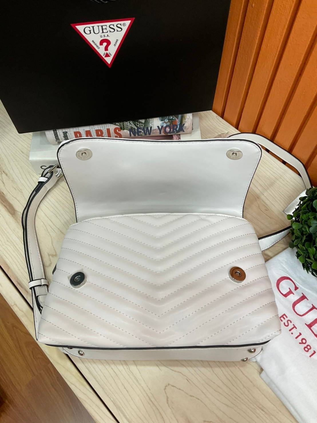 ของแท้ 💯% 】GUESS BLAKELY TOP HANDLE FLAP BAG กระเป๋สะพายรุ่นใหม่ล่าสุด รุ่นยอดนิยมสวยอยู่ทรง วัสดุหนังนิ่ม น้ำหนักเบา มีฐานกว้างตั้งอยู่ทรง ด้านหน้าประดับด้วยโลโก้แบรนด์สวยโดดเด่น