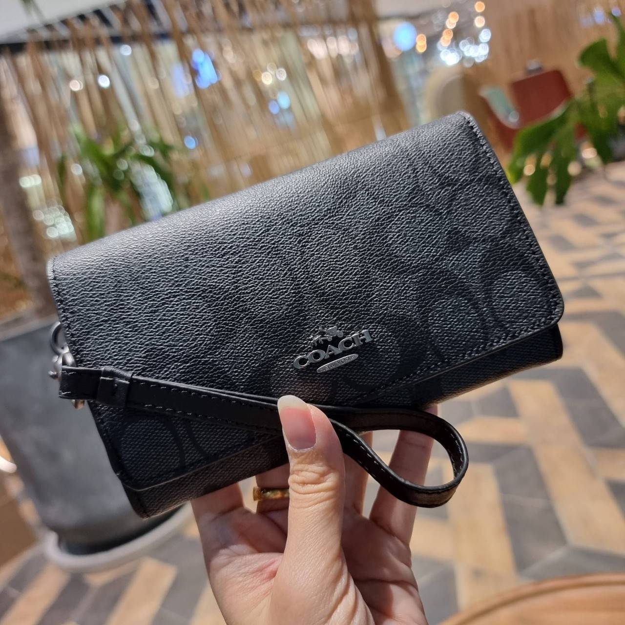 COACH F30205 FLAP PHONE WRISLET IN SIGNATURE CANVAS กระเป๋าสตางค์ 2IN1 มาอีกแล้วจ้า ความคลาสสิคที่จับต้องได้ ใช้งานได้สะดวกกว่าเดิม วัสดุหนังแคนวาสเคลือบลาย ภายในใส่ธนบัตร ใส่บัตรได้เยอะ มีช่องซิปแยก ใส่โทรศัพท์ได้ มาพร้อมสายคล้องมือ ใส่แขนไว้กันหล่นหาย ห