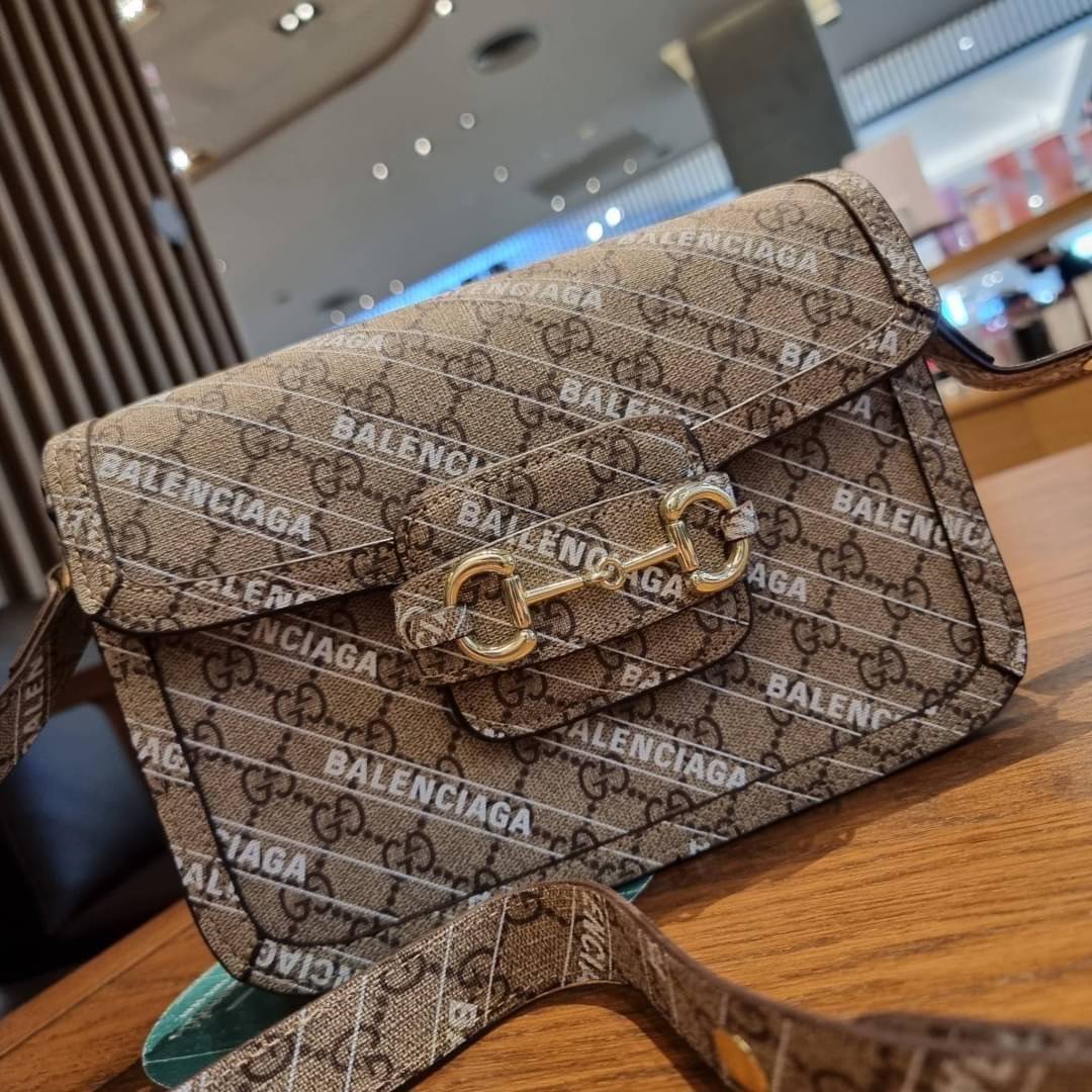 GUCCI x Balenciaga Horsebit 1995 รุ่นเด็ดสุด!! ฮ็อตสุด!! ที่ไม่ว่าใครก็ต้องรอคอย กับโปรเจคสุดเลิศ Balenciaga × Gucci strap shoulder bag กระเป๋าสะพายไหล่/สะพายข้าง ดีไซน์ใหม่ที่คอลแลบระหว่าง 2 แบรนด์สุดโต่งในเรื่องแฟชั่น รับรองความสวยไม่โป๊ะ วัสดุหนังแคนวา