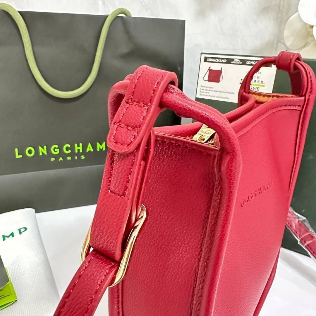 LONGCHAMP LE FOULONNÉ CROSSBODY BAG กระเป๋าสะพายที่เรียบง่ายและดูดี การออกแบบที่คล่องตัวของรุ่นนี้เหมาะอย่างยิ่งสำหรับผู้หญิงที่มีบุคลิกที่ต้องการกระเป๋าสไตล์แบบเรียบง่าย