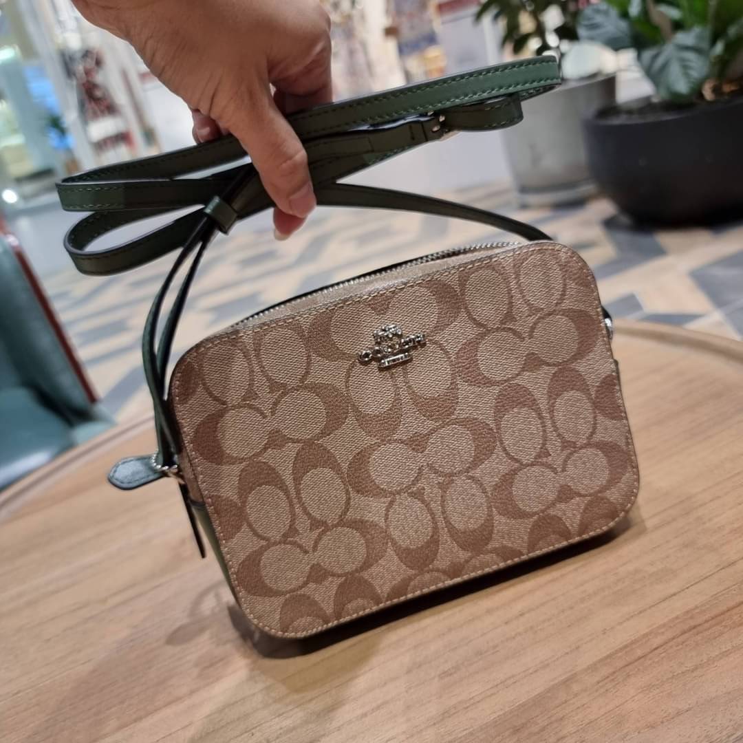 COACH 91677 MINI CAMERA BAG IN SIGNATURE CANVAS สีมาใหม่ รุ่นขายดีที่สุด!! กระเป๋าสะพายข้างไซส์มินิ คลาสสิคอยู่ทรง อะไหลเงินเรียบหรู วัสดุหนังแคนวาสเคลือบลาย เปิด-ปิดด้วยซิป สายสะพายปรับได้ตามตัว ใบนี้แมทช์ได้ทุกลุค ใช้เป็น everyday bag ได้สบายๆเลยจ้า &#x