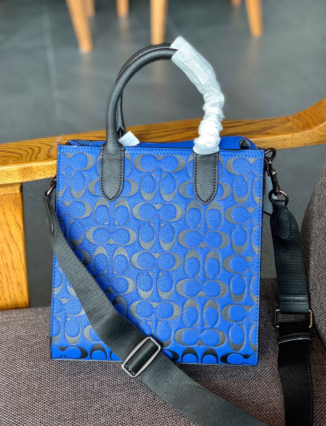 COACH COLORFUL GOTHAM TOTE SIGNATURE ((CA814)) รุ่นนี้ใช้ได้ทั้งผู้ชายและผู้หญิง ขนาดกลางๆกำลังสวยเลยค่ะ ใหม่ล่าสุด ก่อนใคร! กับกระเป๋าที่รังสรรค์สีออกมาได้สดใส เรียกได้ว่าจัดเต็มในเรื่องสีมีเดียวค่ะ หนังแท้ ลายหนังสวย บวกกับโลโก้แบรนด์ทั้งใบที่ลงลายสีได้