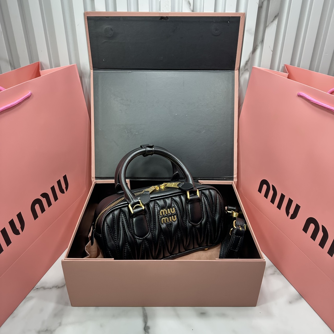 ORI หนังแท้ | MIU MIU Arcadie matelassé nappa leather bag Small 22cm กระเป๋าสะพายทรงโฮโบลุคลูกคุณหรูหราด้วยดีไซน์จับจีบนูนลวดลายสามมิติซับซ้อนเป็นเอกลักษณ์ น่ารักๆเก๋ๆ สวยดูแพง หูจับในตัวง่ายและสะดวกพกพา