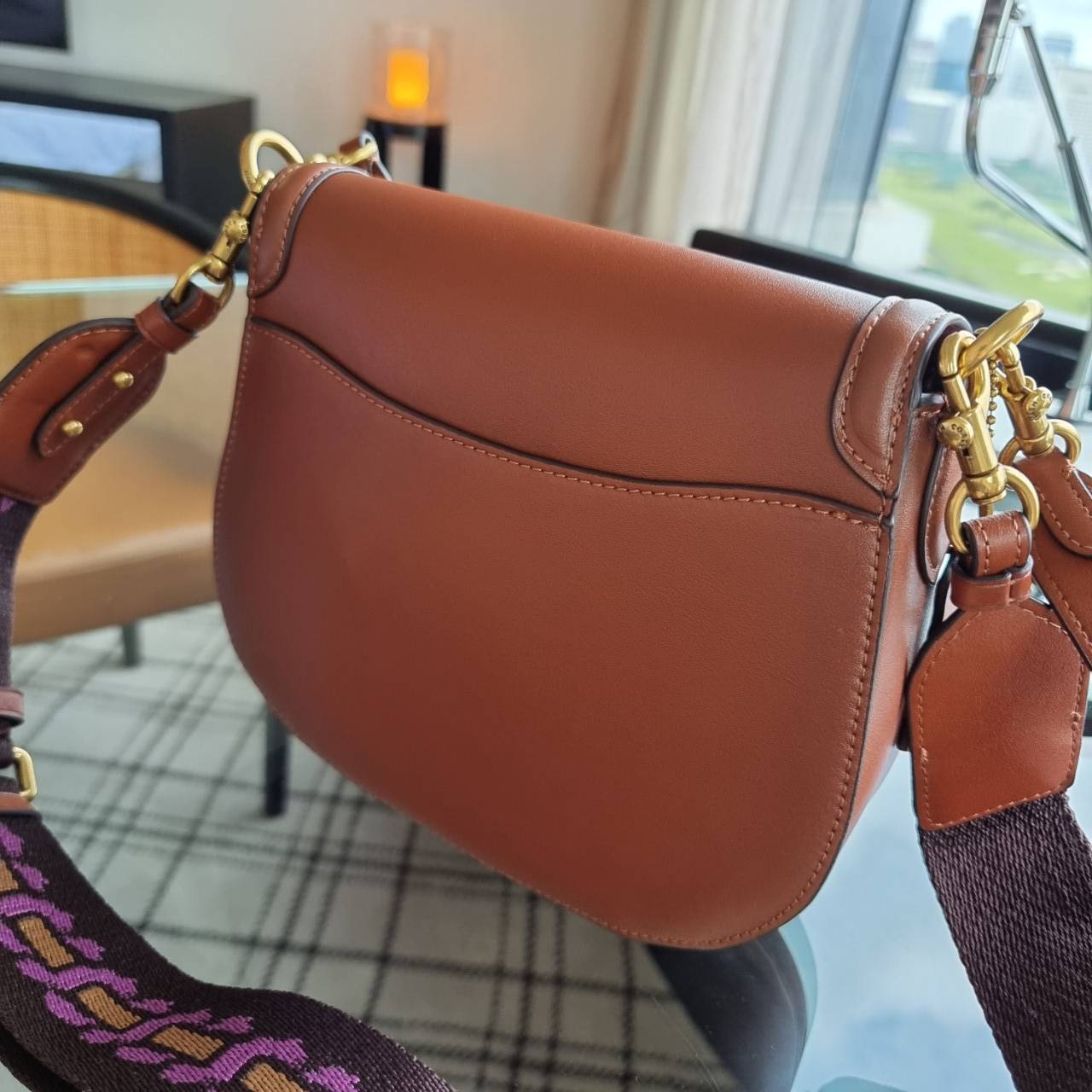 COACH C0749 BEAT SADDLE BAG คอลเลคชั่นใหม่ ดีไซน์หรูหรา พิเศษมากๆมาพร้อมสายสะพาย 2 เส้น ใช้คู่กันหรือแยกสะพายก็สวยครบสูตร กระเป๋าสะพายทรง saddle คลาสสิค เปิด-ปิดด้วยกระดุมแน่นหนา ภายในเป็นช่องโล่ง ใส่ของได้ครบครัน สาวๆใช้เป็น everyday bag ได้เลย เห็นสีน้ำ