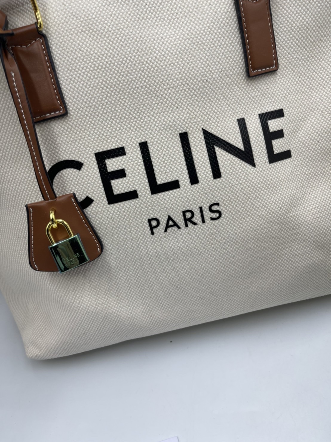 CELINE TOTE BAG กระเป๋าสะพายใบใหญ่ shopping bag ผ้าแคนวาสสายหนังสวยโทนสีคลาสสิค วัสดุ Canvas & Grained cowhide ดีไซน์ทรง Shopping ขนาดใหญ่กำลังดี เนื้อหนาแข็งแรง น้ำหนักเบา โดดเด่นที่ห้อยTagแม่กุญแจอะไหล่ทองสามารถใช้ล๊อคซิปด้านในได้ หูจับหนังสะพายไหล่ได้ 