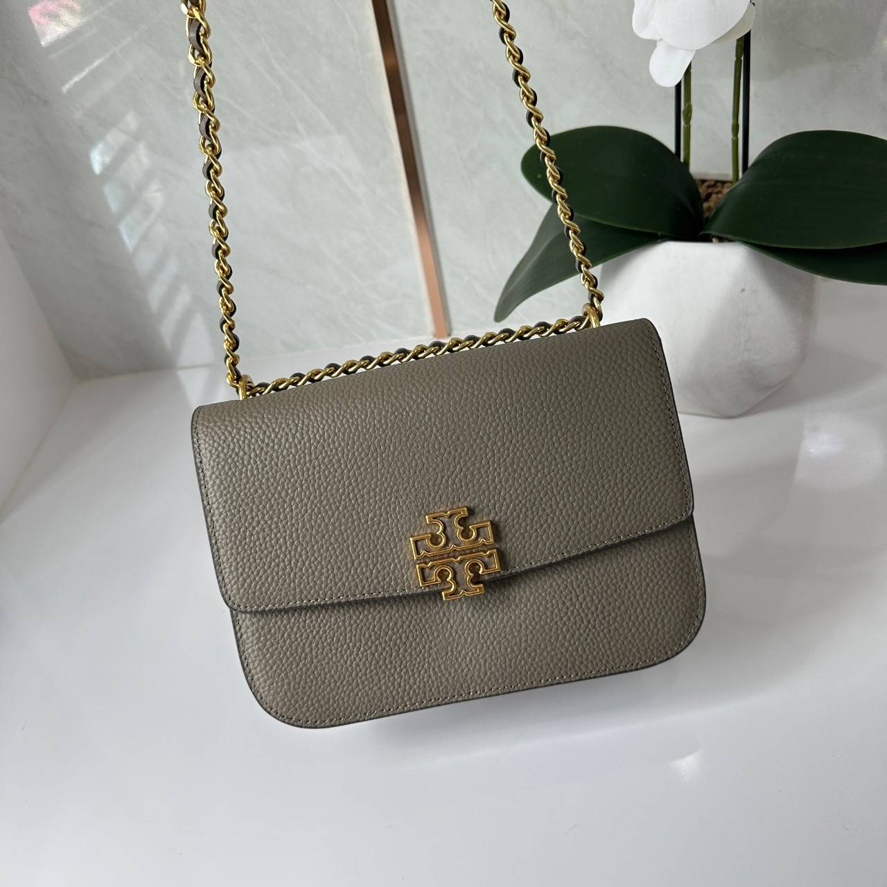 Tory Burch Britten Small Convertible Shoulder Bag คอลเลคชั่นใหม่สุดเรียบหรู กระเป๋าสะพายไหล่หรือสะพายข้าง วัสดุหนังอย่างดี ภายในแบ่งช่องเป็นสัดส่วน