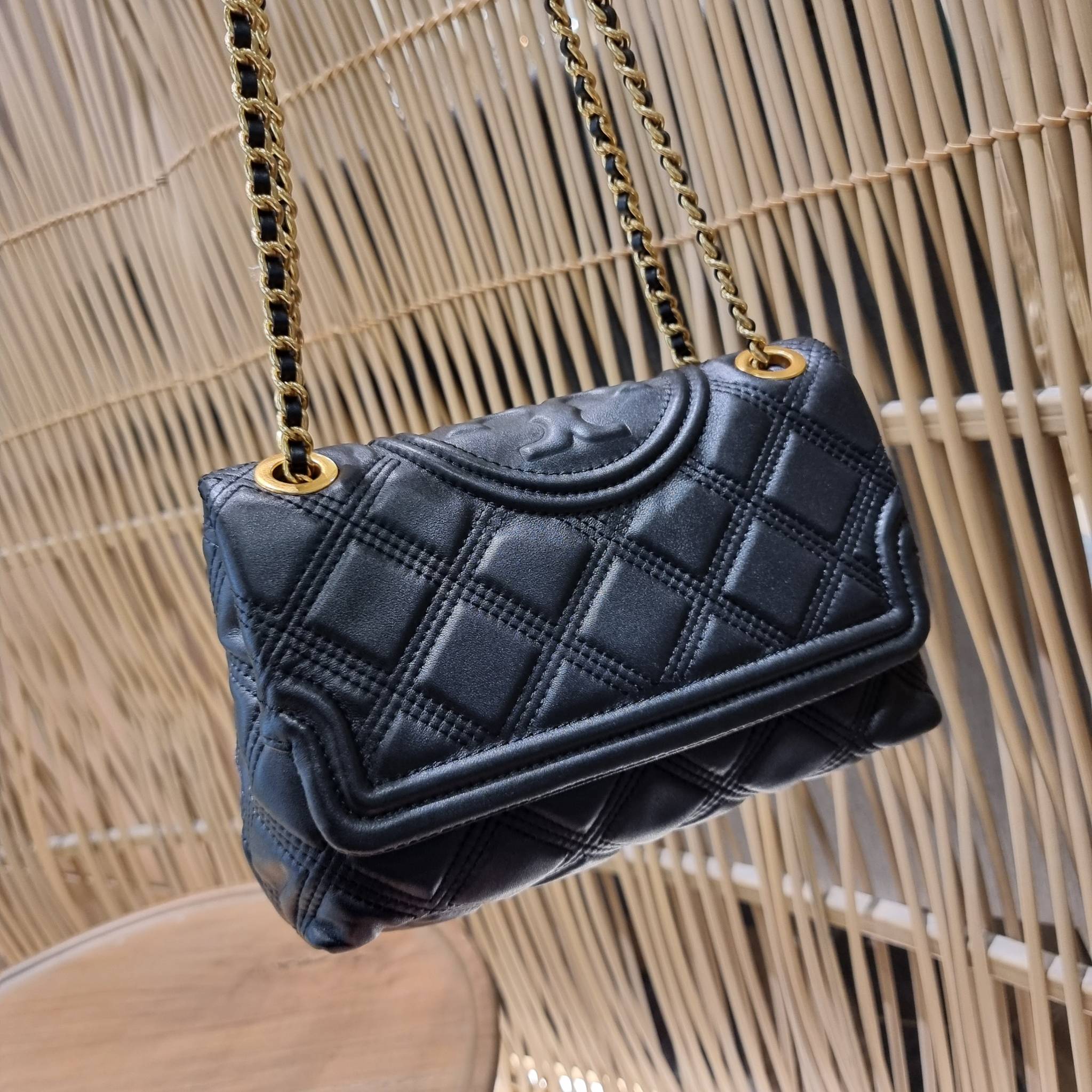 TORY BURCH FLEMING SOFT CONVERTIBLE SHOULDER BAG รุ่นหายากที่สาวๆตามหา มาพร้อมเสิร์ฟความสวยถึงบ้านไปเลยจ้า รอบนี้คัดสีสวยๆมาให้ได้ช้อปกันอย่างจุใจไปเลย กระเป๋าสะพายไหล่ หนังแท้นิ่มเต็มใบ สวยหรูดูแพง เปิด-ปิดด้วยตัวกดล็อคแน่นหนา สายสะพายในตัวปรับใช้ได้ 2 แ