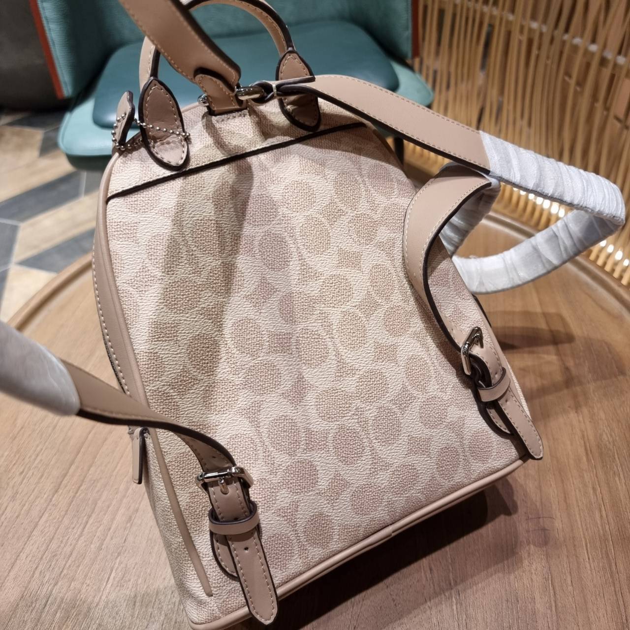 COACH 3892 DISNEY MICKEY MOUSE x COACH SIGNATURE SMALL BACKPACK เป้รุ่นลิมิเต็ดสุดหายาก!! คิ้วท์ๆ น่ารักน่าใช้มากๆ ด้วยดีไซน์ที่โดดเด่น 🎒💓 วัสดุหนังแคนวาสคุณภาพดี มีช่องซิปแยกให้หลายช่อง สายสะพายปรับได้ตามถนัด รุ่นนี้ขับผิวดีมากๆ ถ่ายรูปได