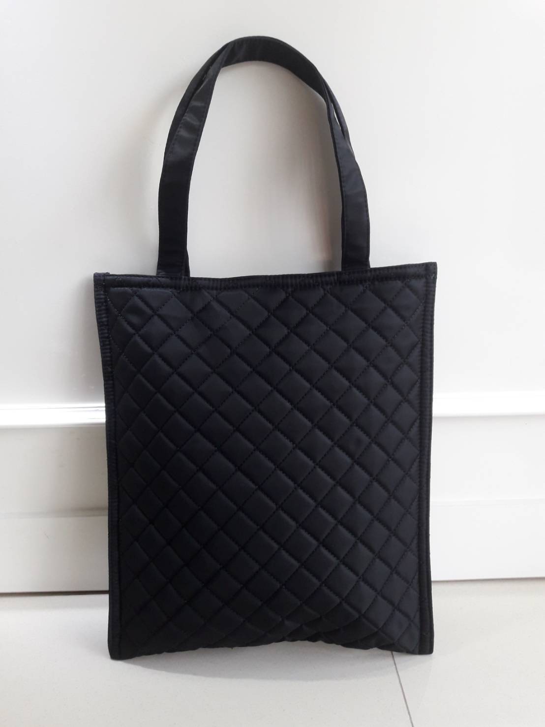 งานขายดีคะ ♡♡ กระเป๋าสะพาย/ทรง TOTE Bag จากแบรนด์ PRADA ตัวกระเป๋าเป็น nylon ทั้งใบ เป็นลายตารางขวางทั้งสองฝั่ง มีสายยาวสะพายได้ ด้านหน้าเป็นลายหมี ปักกลิ้ตเตอร์ อะไหล่ทองหรูมาก จุของคุ้ม ใส่หนังสือ หรือ MacBook ใส่Ipad tablet ได้หมดระ สวยคุ