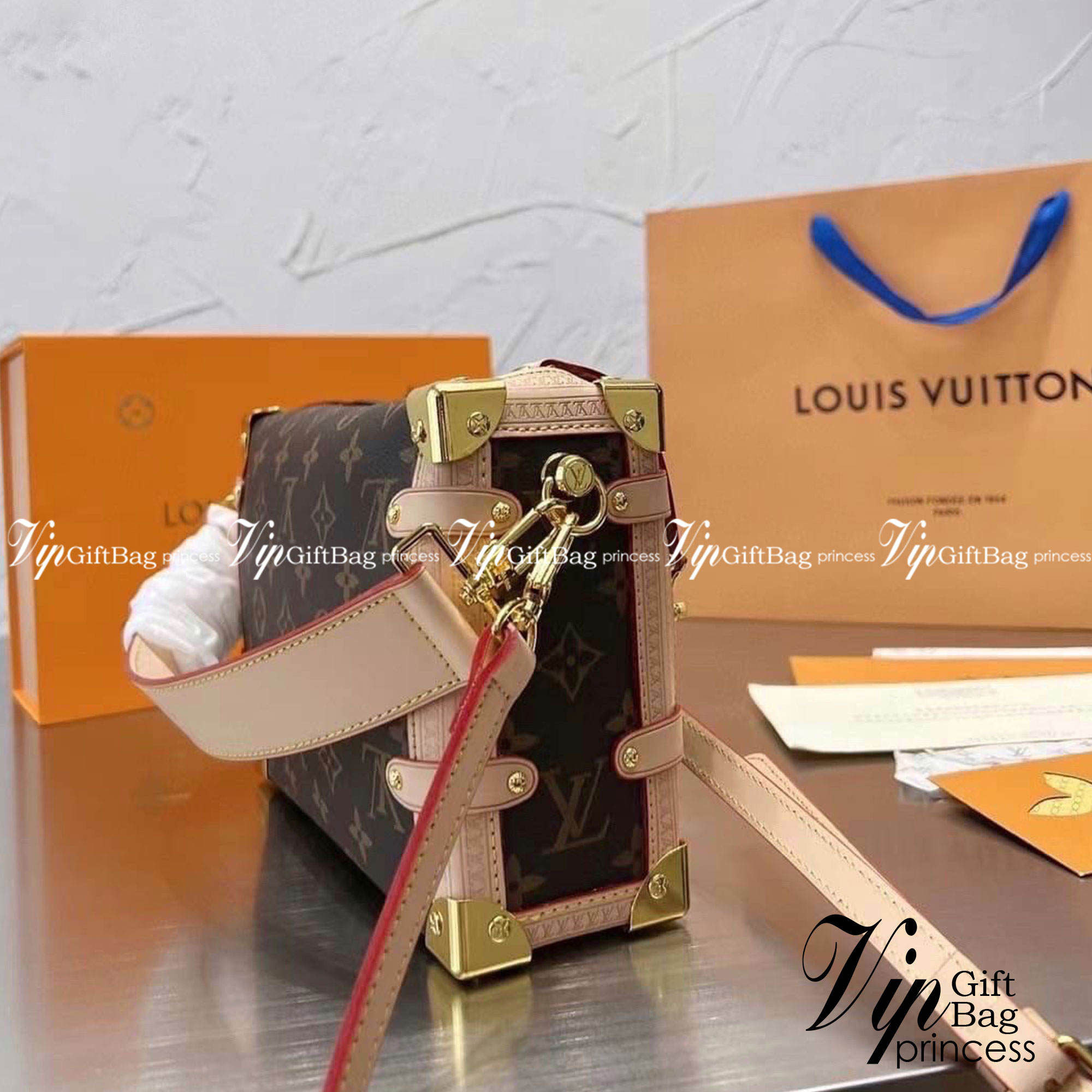 LV Side trunk pm / LV Soft Box Side Trunk Ladies Shoulder Messenger Bag กระเป๋าสะพายทรงกล่อง ที่สาวๆเรียกร้อง วัสดุหนังแคนวาส ดีไซน์ทุกอย่างได้ลงตัว หรูหรา อัพลุคได้ทุกสไตล์ ราคาสุดคุ้ม รุ่นนี้เป็น unisex ด้วยน้า ใช้ได้ทั้งหนุ่มๆและสาวๆไปเลย
