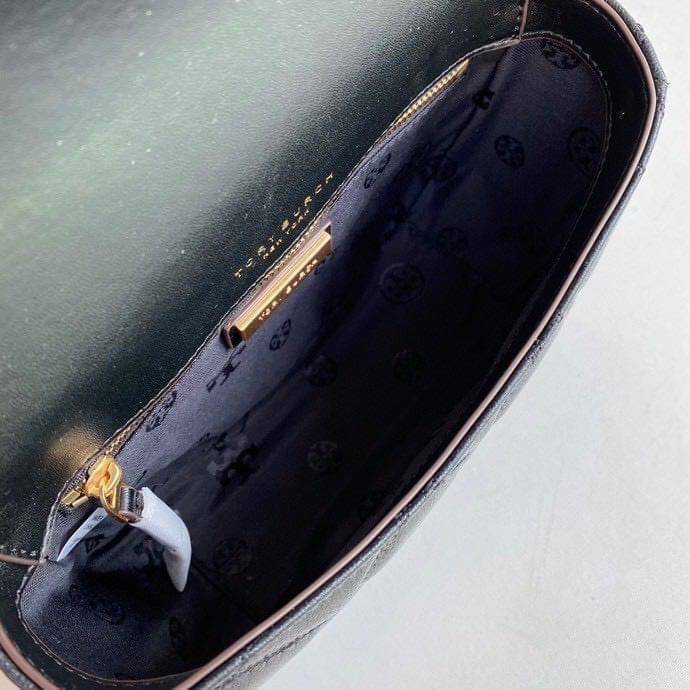 Tory Burch Willa Mini Top Handle Bag พร้อมส่งที่ไทย ใบจริงคือสวยสุดดไปเลยค่าา! กระเป๋าสะพายข้างหรือหิ้วก็เก๋ไปอีกเลยค่ะ! หนังแท้อย่างดี ลายนวมนิ่มมือดีมากค่ะ ด้านหน้ามีอะไหล่โลโก้แบรนด์ เปิดปิดกระเป๋าแบบกระดุมแม่เหล็ก ภายในสามารถใส่กระเป๋าเงินใบกลางได้;มื