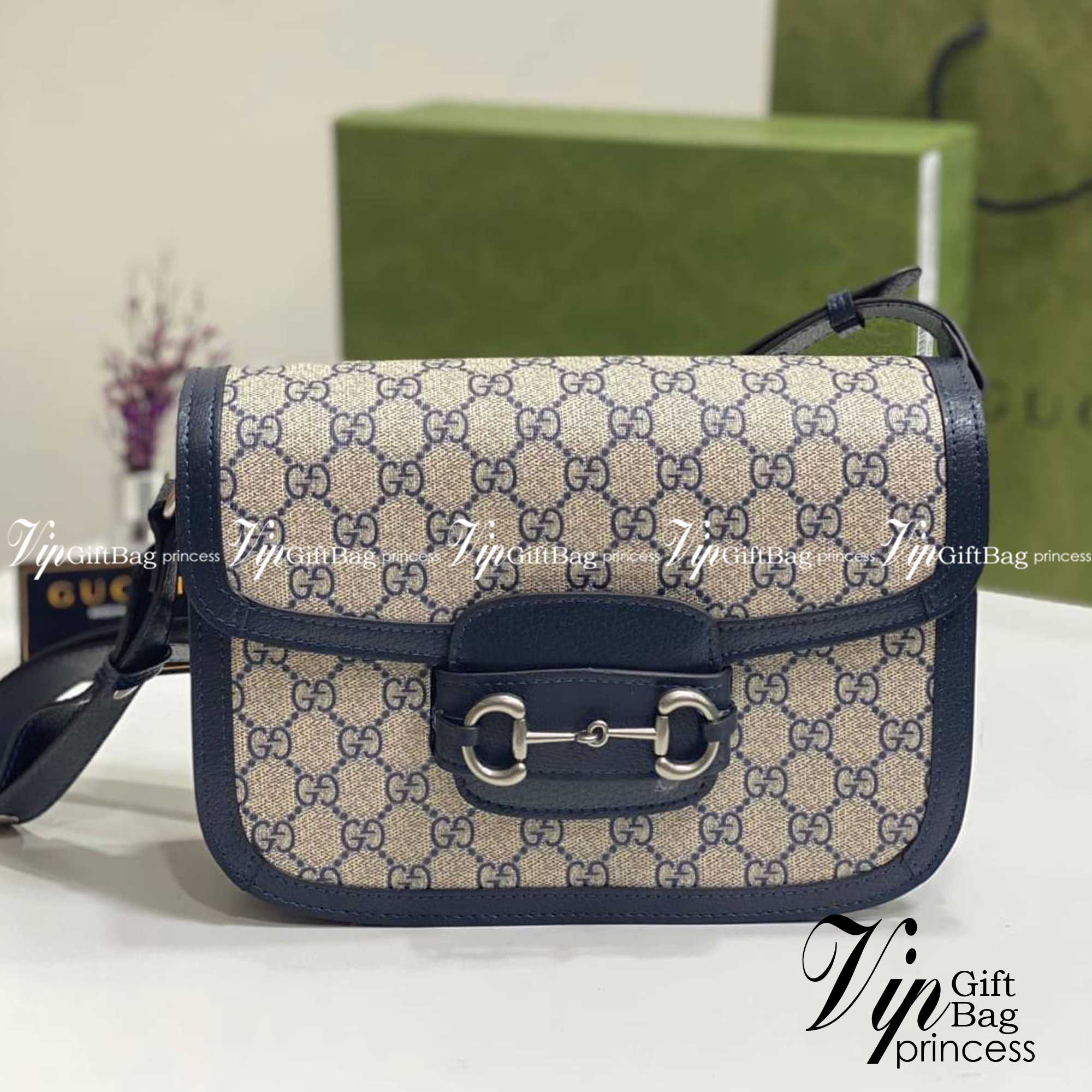 GUCCI Horsebit 1955 GG mini bag กระเป๋าสะพายสุดหรู ผ้าแคนวาส GG Supreme ดีไซน์ร่วมสมัยผ่านการออกแบบใหม่ ถ่ายทอดความรู้สึกเกี่ยวกับการละทิ้งกฎเกณฑ์เดิมๆ ของแฟชั่นผ่านการออกแบบ โดยแบรนด์ถ่ายทอดแนวคิดที่ว่าชิ้นงานควรอยู่เหนือกาลเวลา