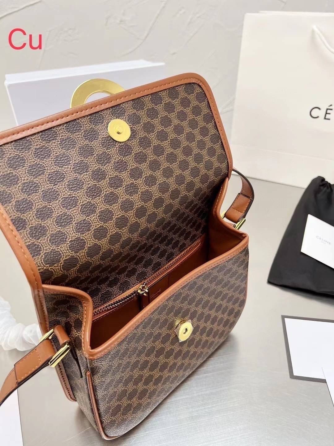 CELINE VINTAGE / CELINE Macadam crossbody bag / CELINE FOLCO BAG IN TRIOMPHE CANVAS กระเป๋าสะพายสไตล์วินเทจ หากใครที่กำลังมองหากระเป๋าสะพายข้าง ขนาดกะทัดรัด และเรียบหรู