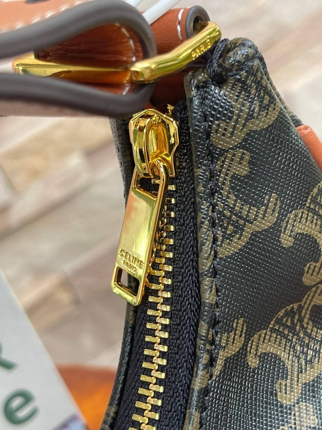 CELINE Vintage Classic Ava bag 1 ใน คอลเลคชั่น “Triomphe Canvas” มาพร้อมสายสะพายไหล่ที่ปรับความยาวได้ และเนื่องจากช่วงล่างของกระเป๋ามีขนาดใหญ่กว่าช่วงบน จึงทำให้ไม่เสียทรงเมื่อเราใส่สิ่งของอย่างกระเป๋าสตางค์หรือโทรศัพท์มือถือ หากดูภาพรวมแล้ว รุ่นนี้ออกแนว